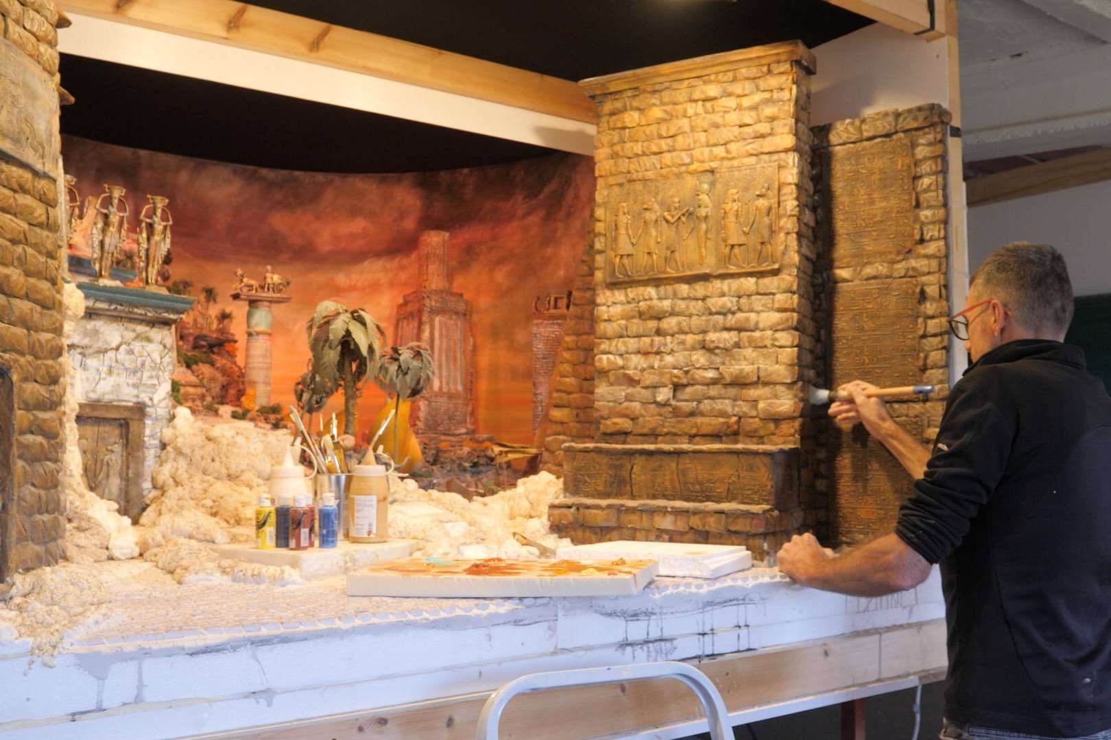 Ramón Colomer muestra en su canal de YouTube vídeos del proceso de construcción de sus dioramas de las 7 maravillas del mundo antiguo