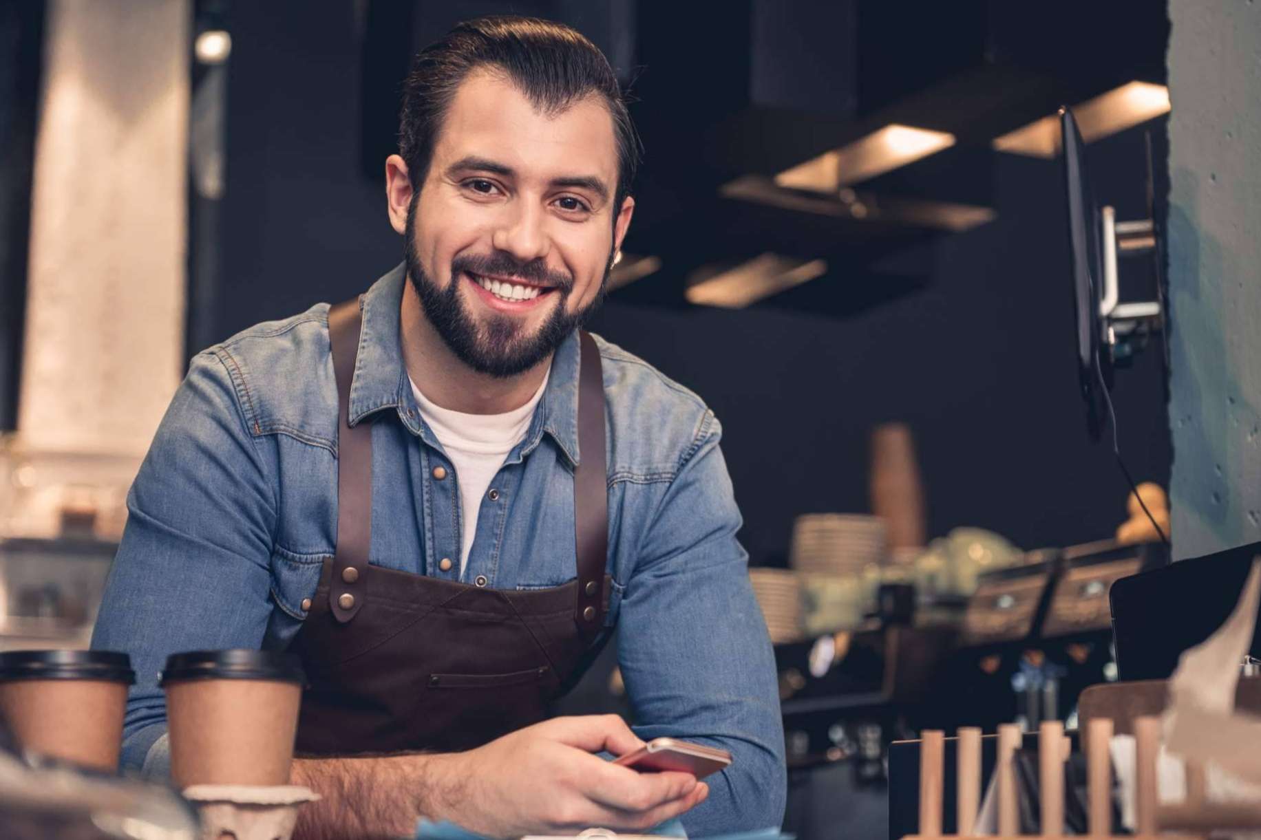 Con el consecuente riesgo para la empresa, el 53 % los trabajadores de primera línea utiliza su WhatsApp personal hasta 6 veces al día por trabajo