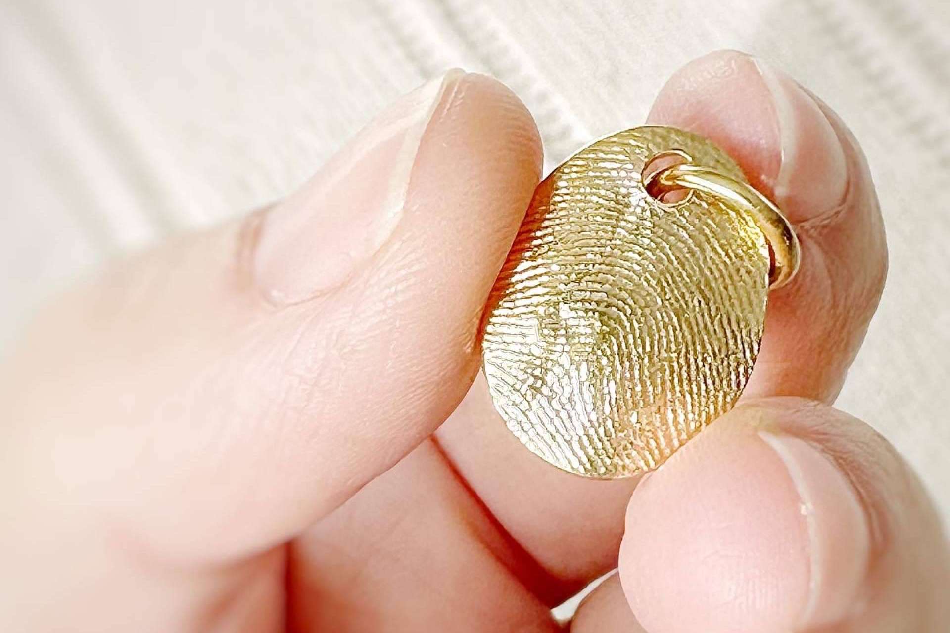 Dejando Huellas, la marca de joyas que permite dar un significado a los colgantes con el grabado de las huellas dactilares