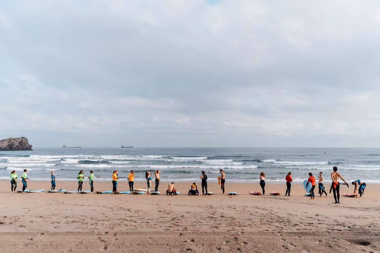 Gracias a los vuelos a Salinas los amantes del surf pueden disfrutar de todo lo que ofrece Family Surfers - Surfcamp Las Dunas