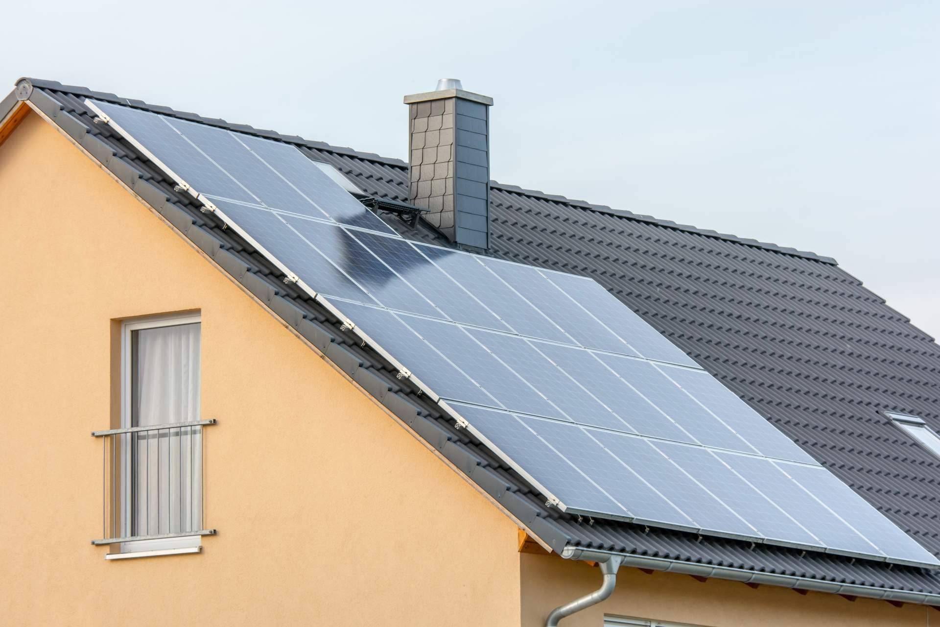 La hucha solar llega para quedarse. Cómo ahorrar generando energía propia