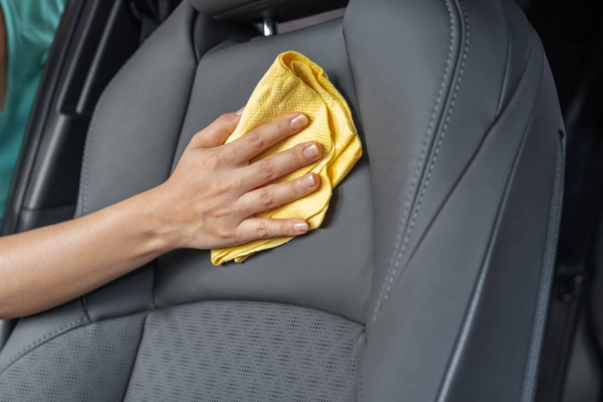 Reparar sofás, bolsos y asientos de cuero con un producto milagroso