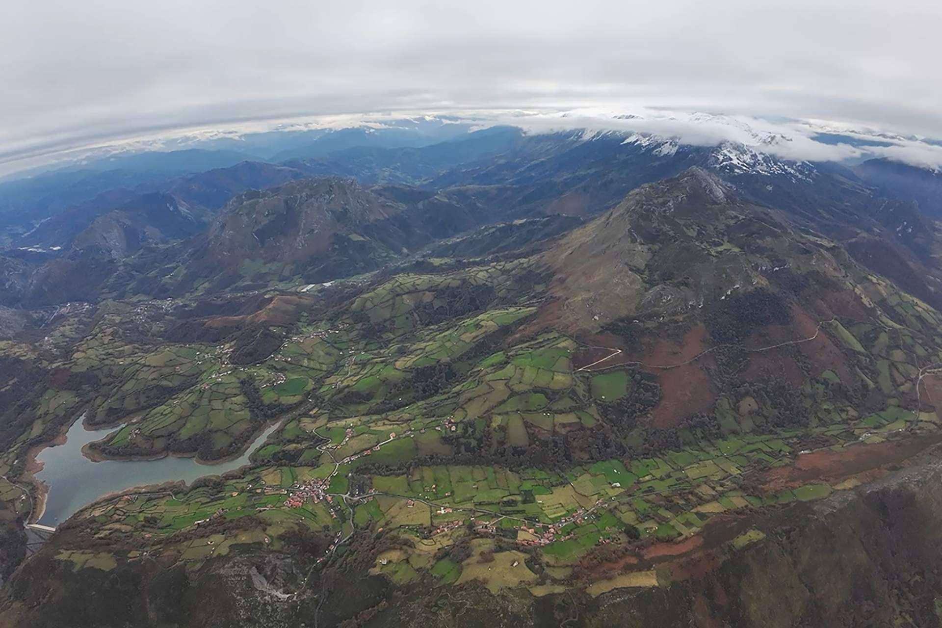 Volar en Asturias con los cursos de pilotaje de ultraligero que ofrece Asturfly