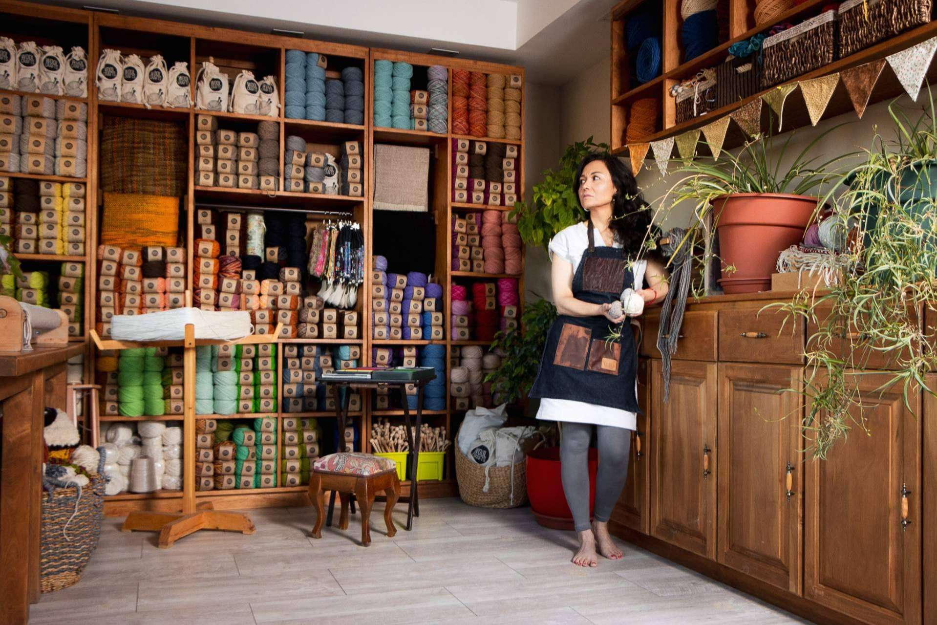 La artista textil, Claudia Wool, se muda desde la Patagonia a España para la creación de tapices inspirados en el Mediterráneo