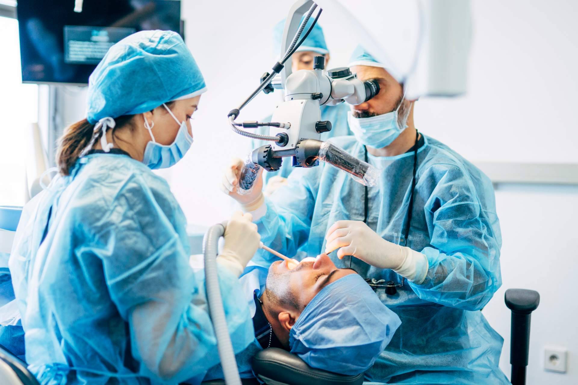 Servicios y tratamientos dentales efectivos que mejoran la sonrisa de los pacientes con Los Llanos Dental