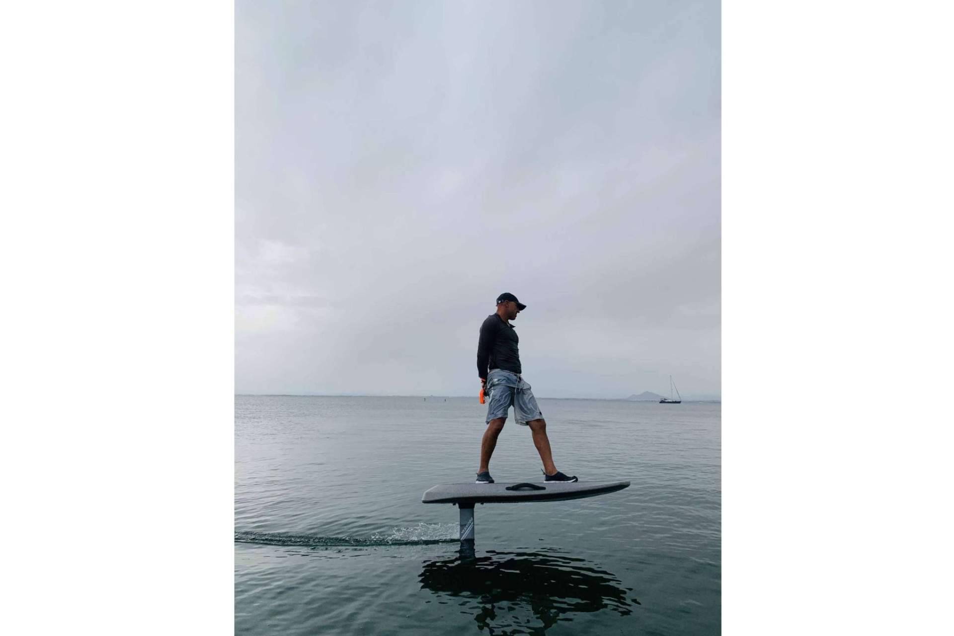 El eFoil como deporte acuático y ecofriendly, la apuesta de Kalima Charter