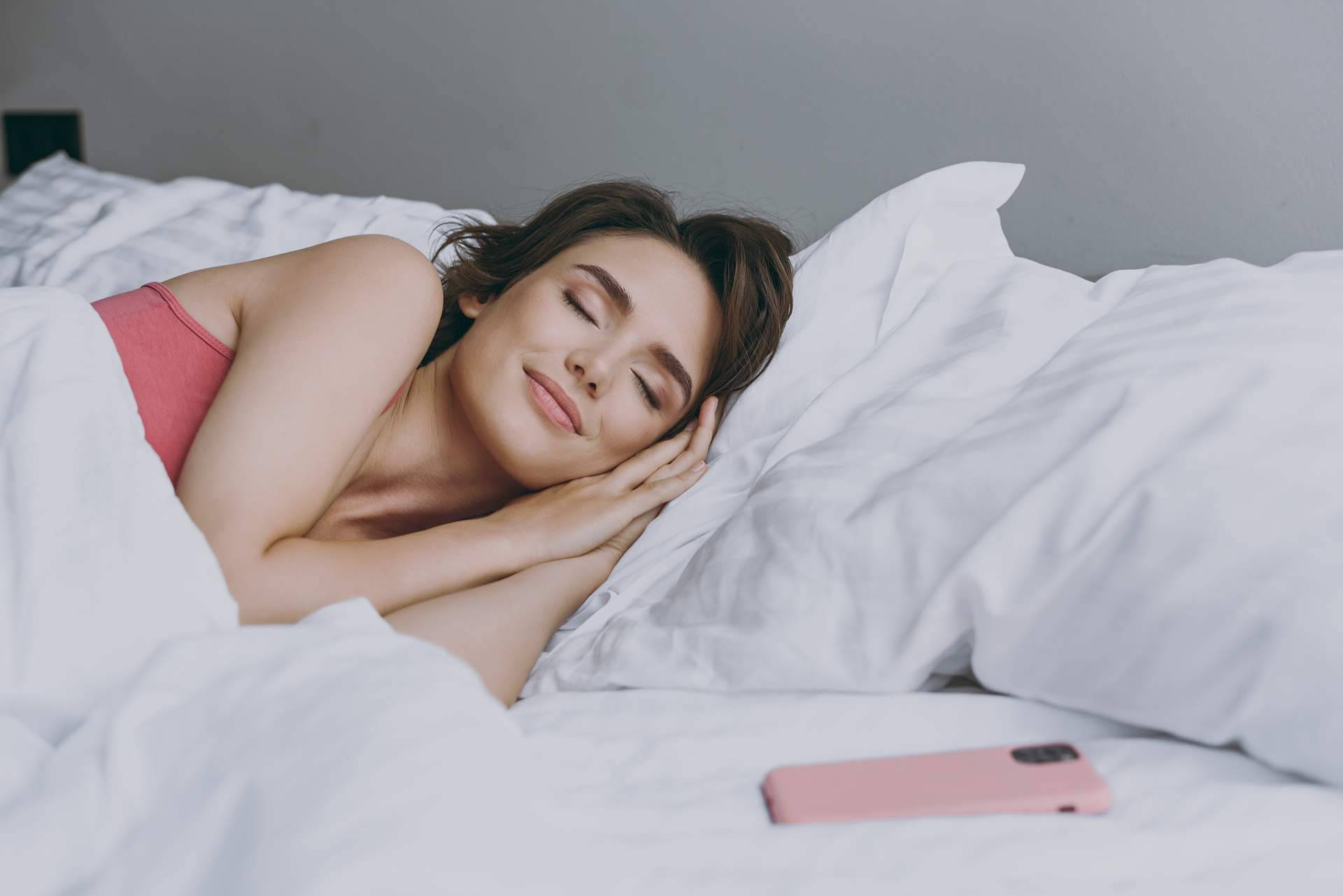 6 formas de reducir los campos electromagnéticos en el dormitorio para mejorar el sueño