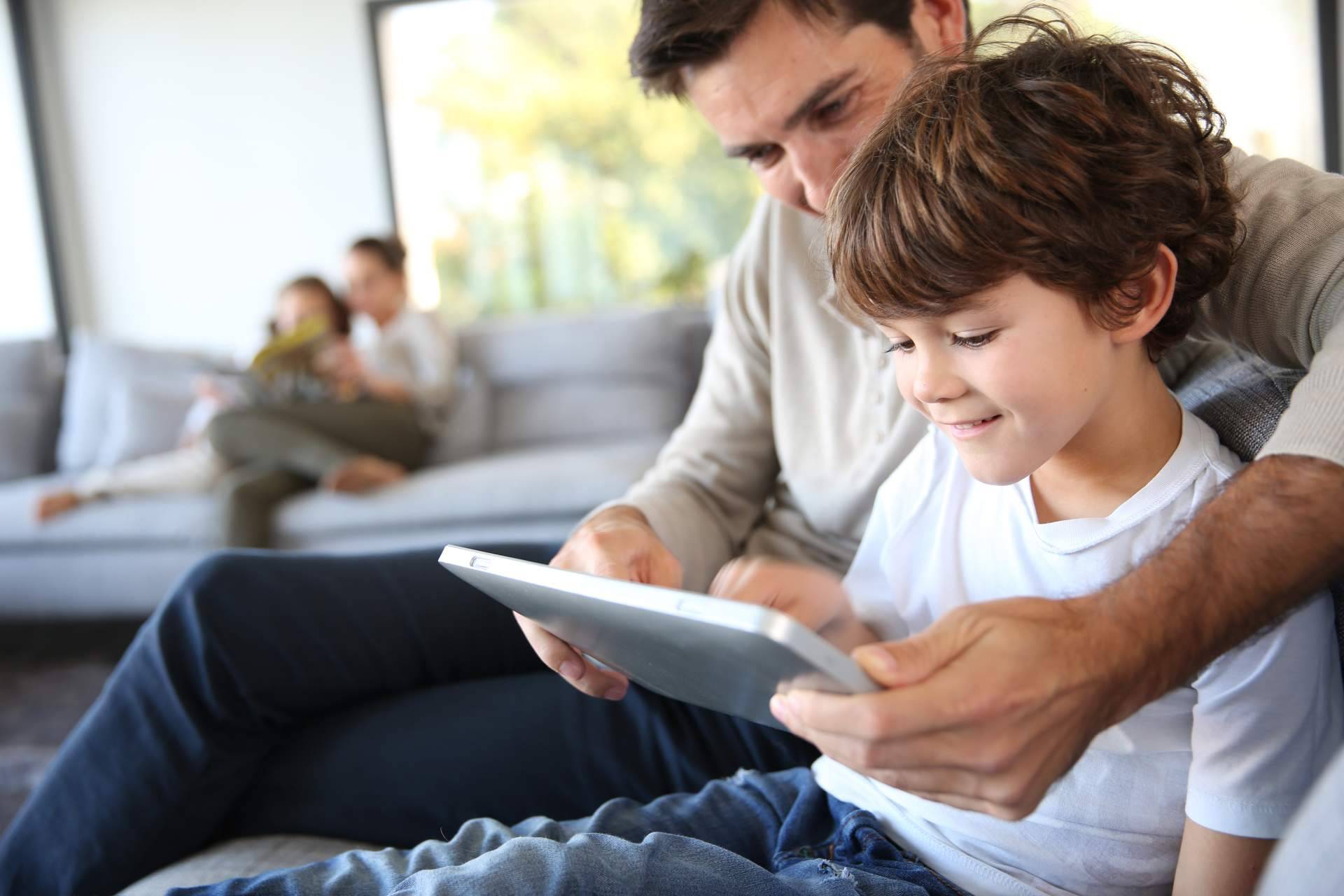 Desarrollar las habilidades que los niños necesitan para leer, escribir y deletrear con el juego de palabras de Deletreados