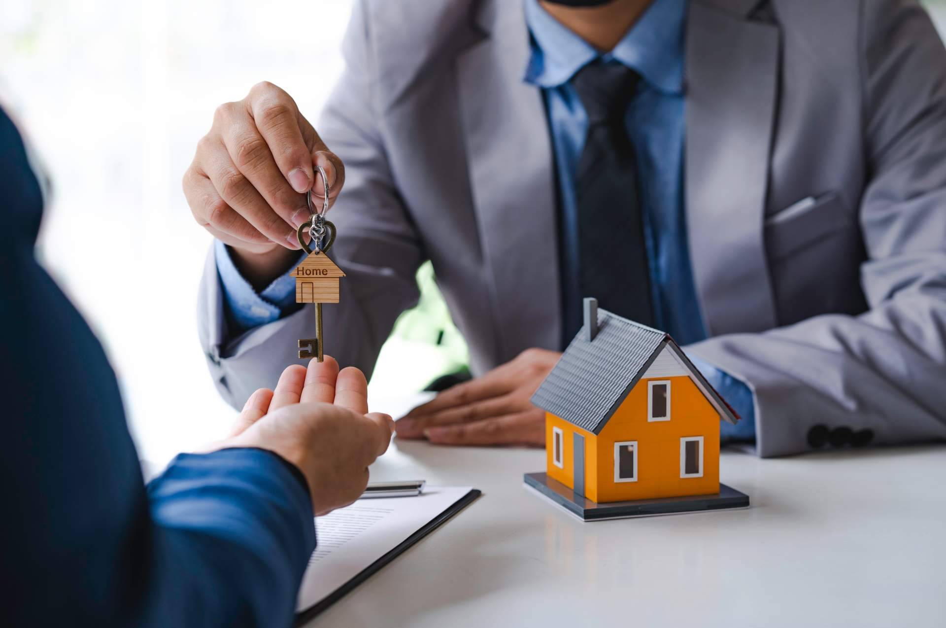 El bróker inmobiliario, la nueva figura que arrasa en España y la posibilidad de formarse en Surge