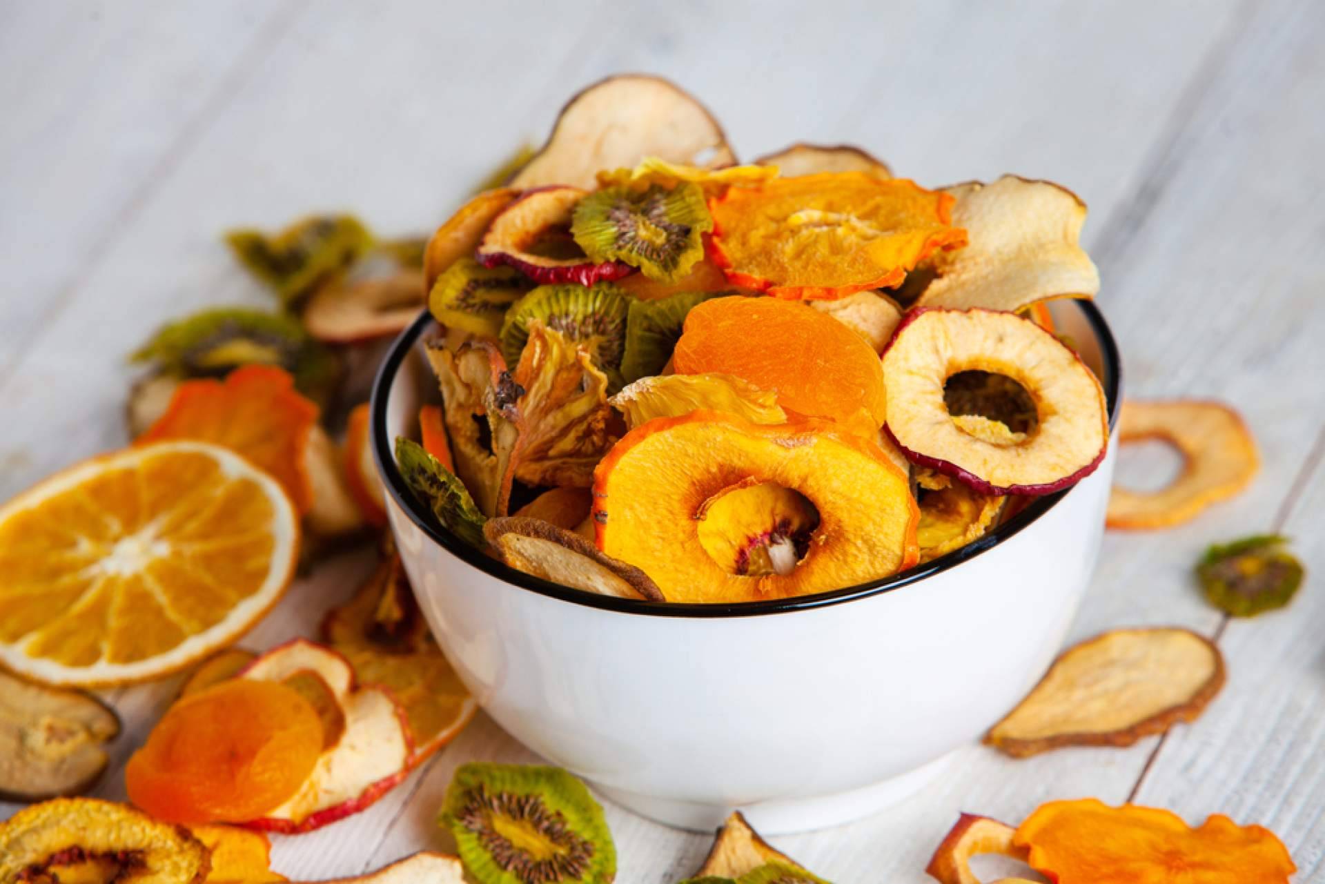 Consumir fruta deshidratada para mantener una alimentación saludable