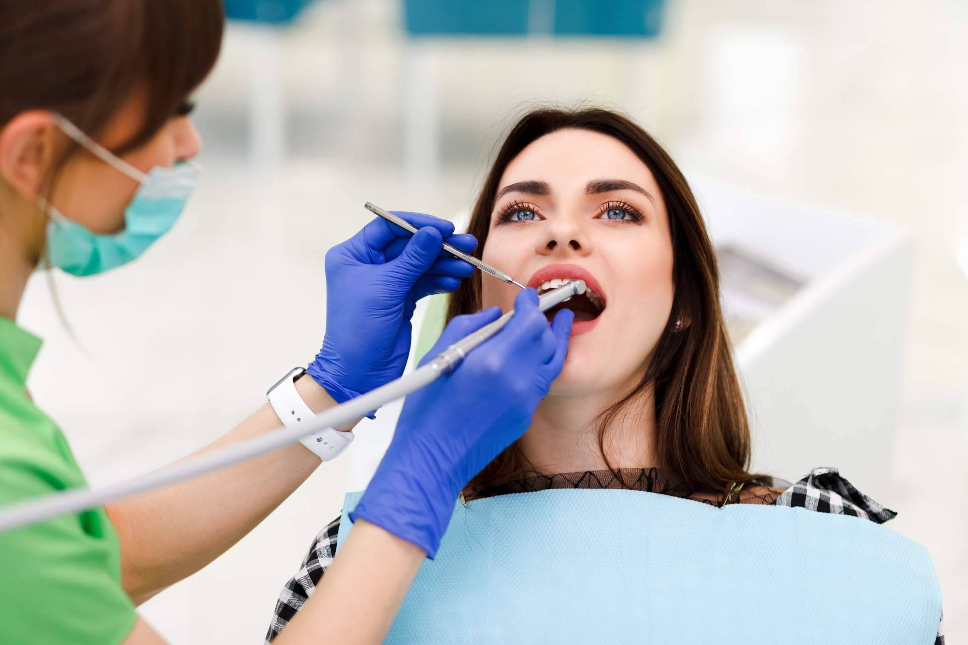 Todo lo que se debe saber acerca de las microcarillas dentales sin tallado, el tratamiento de estética dental