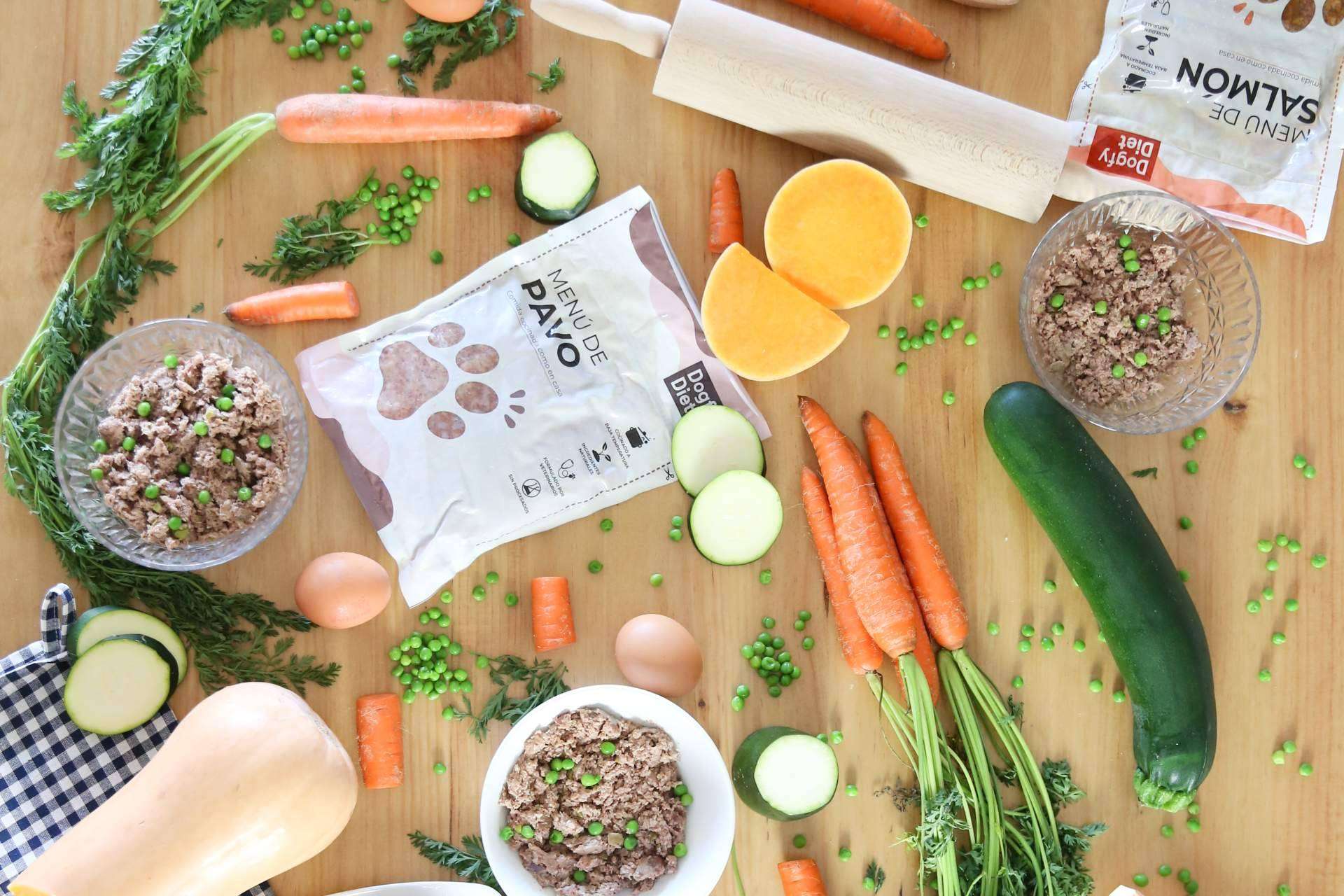Las diferencias entre la dieta BARF vs comida natural para perros cocinada, por Dogfy Diet
