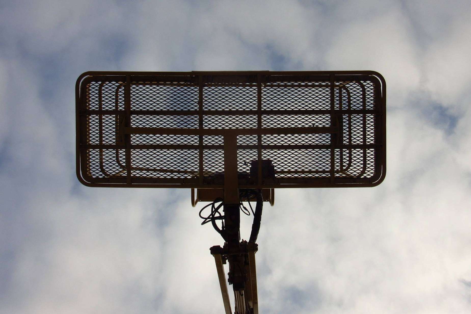 Conocer los beneficios de alquilar plataformas elevadoras con Equipzilla