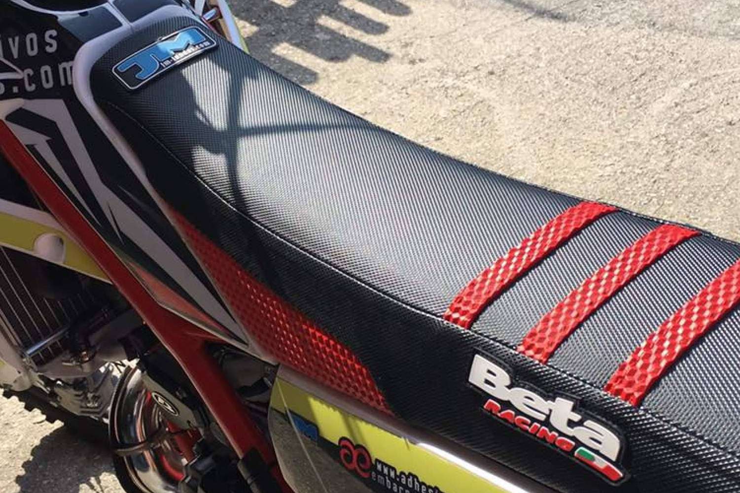 Los beneficios de las fundas de asiento para la moto, con ADHESIVOSEMBARRADOS