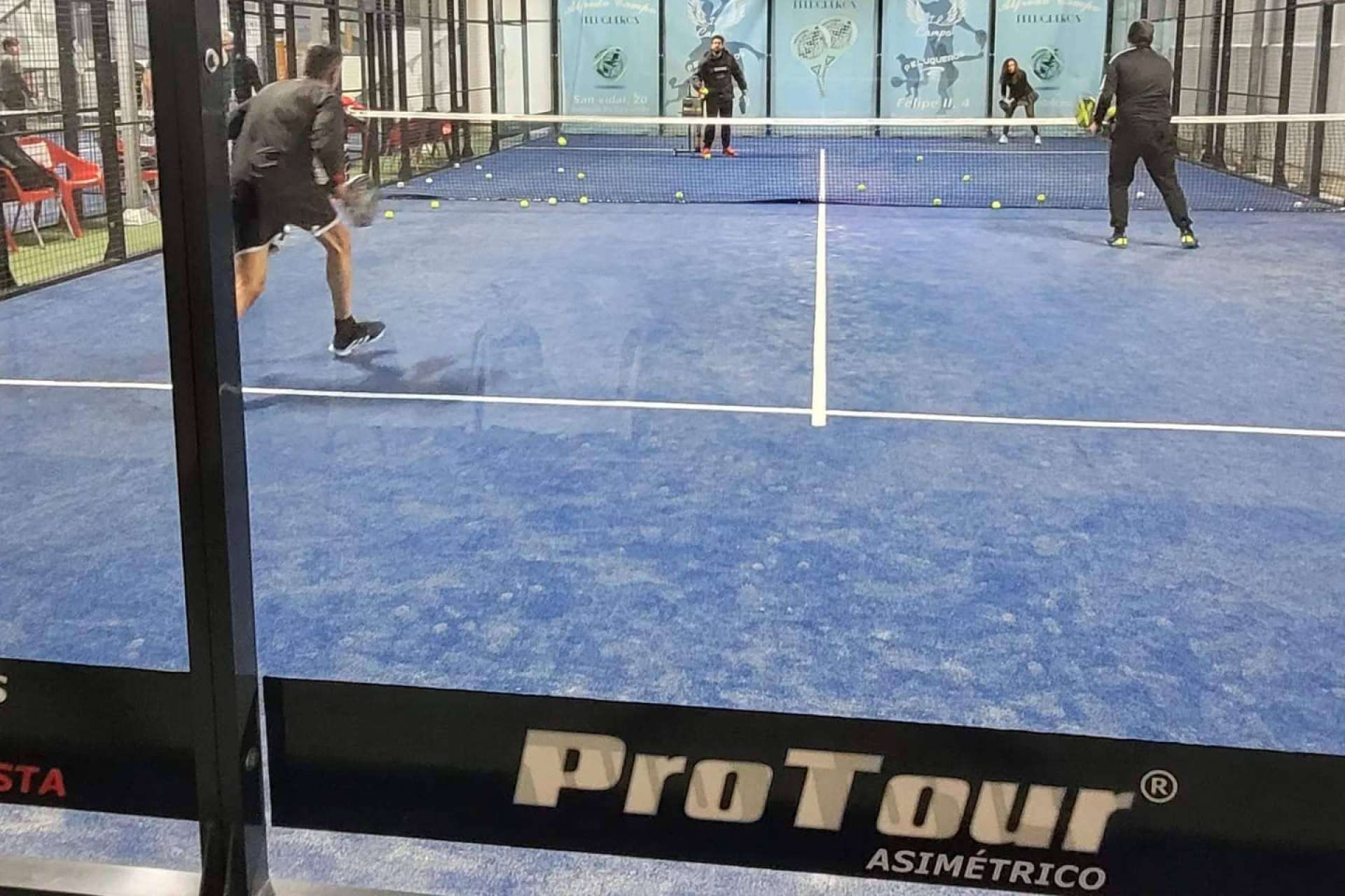 Padel Indoor Alcalá elige los proyectores ProTour Asimétricos de Óptima LED
