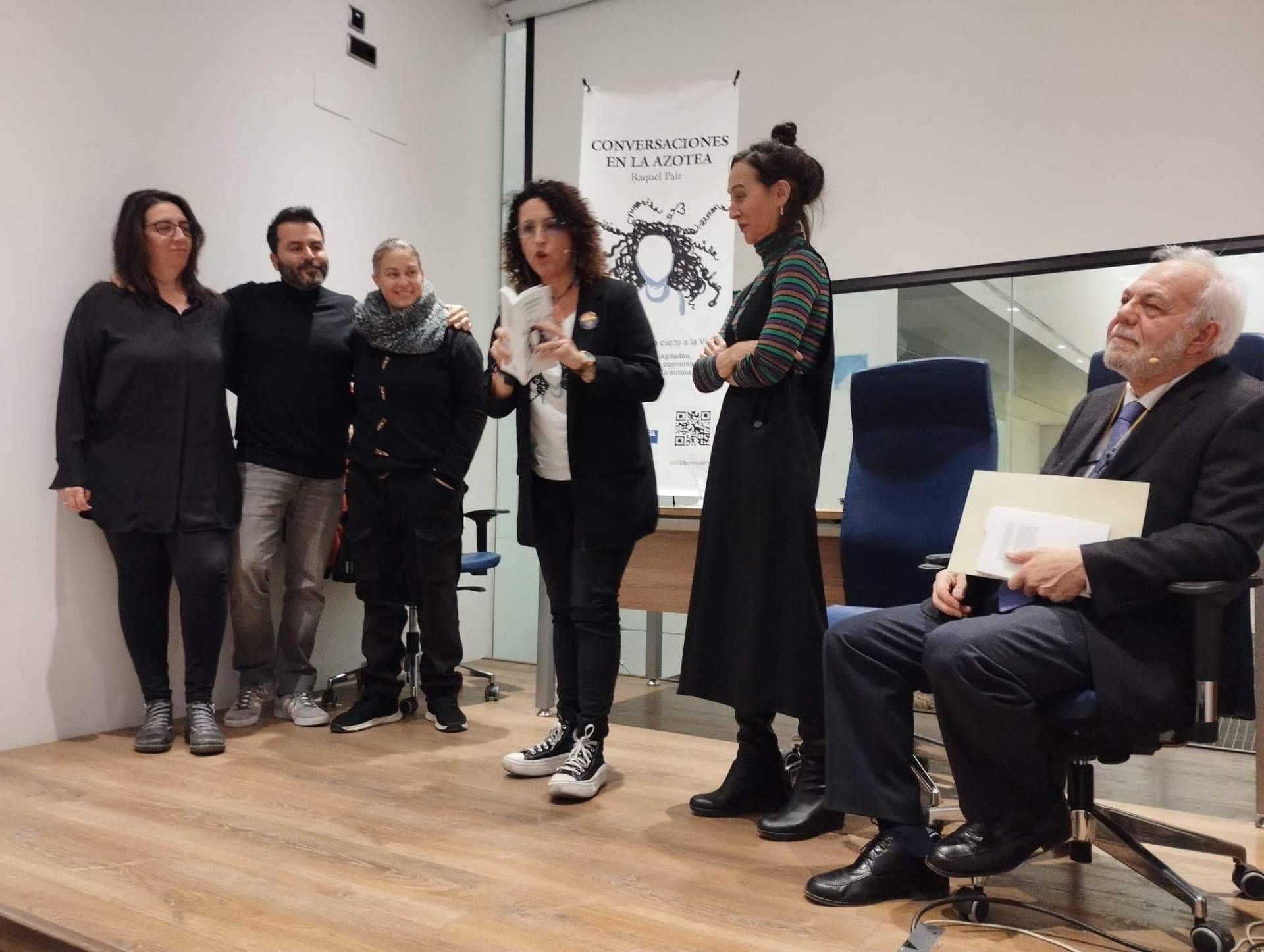 Raquel Paiz muestra su mundo interior y emocional en 'Conversaciones en la azotea'