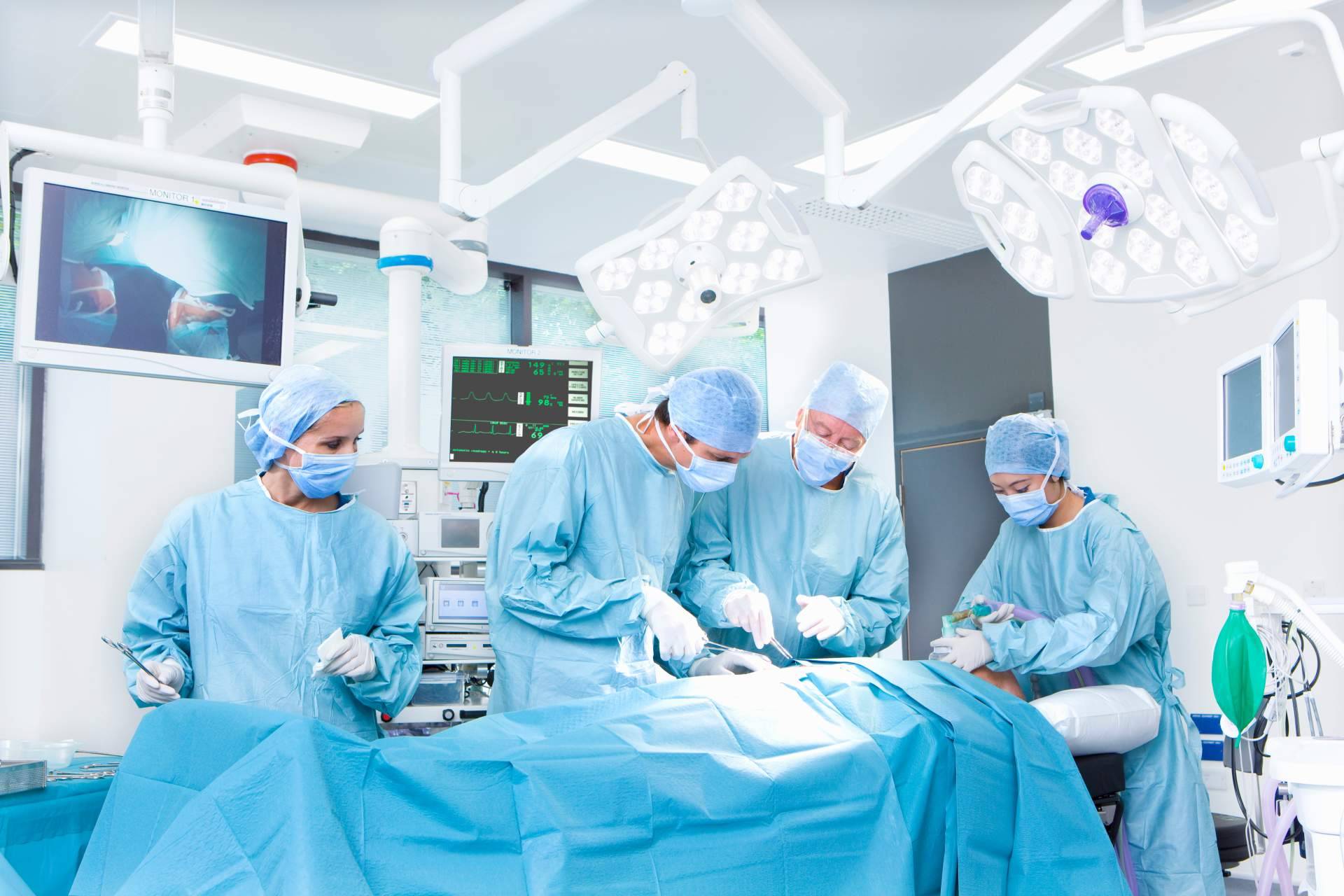 Adelgar combate la obesidad de sus pacientes mediante distintos tipos de cirugías