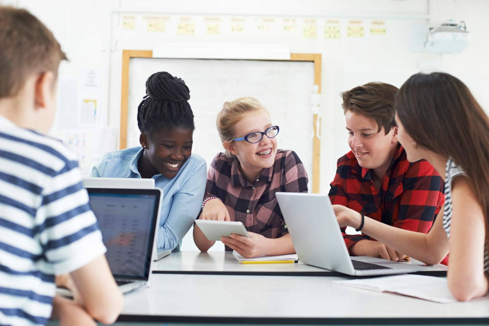 La revista digital ESBUENISIMO NEWS organiza un taller de creación de medios digitales dirigido a colegios y universidades