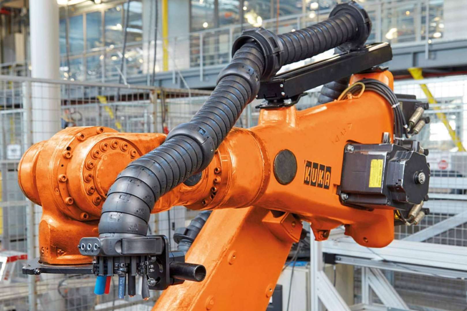 Beneficios de las cadenas portacables triflex para equipar con éxito robots industriales
