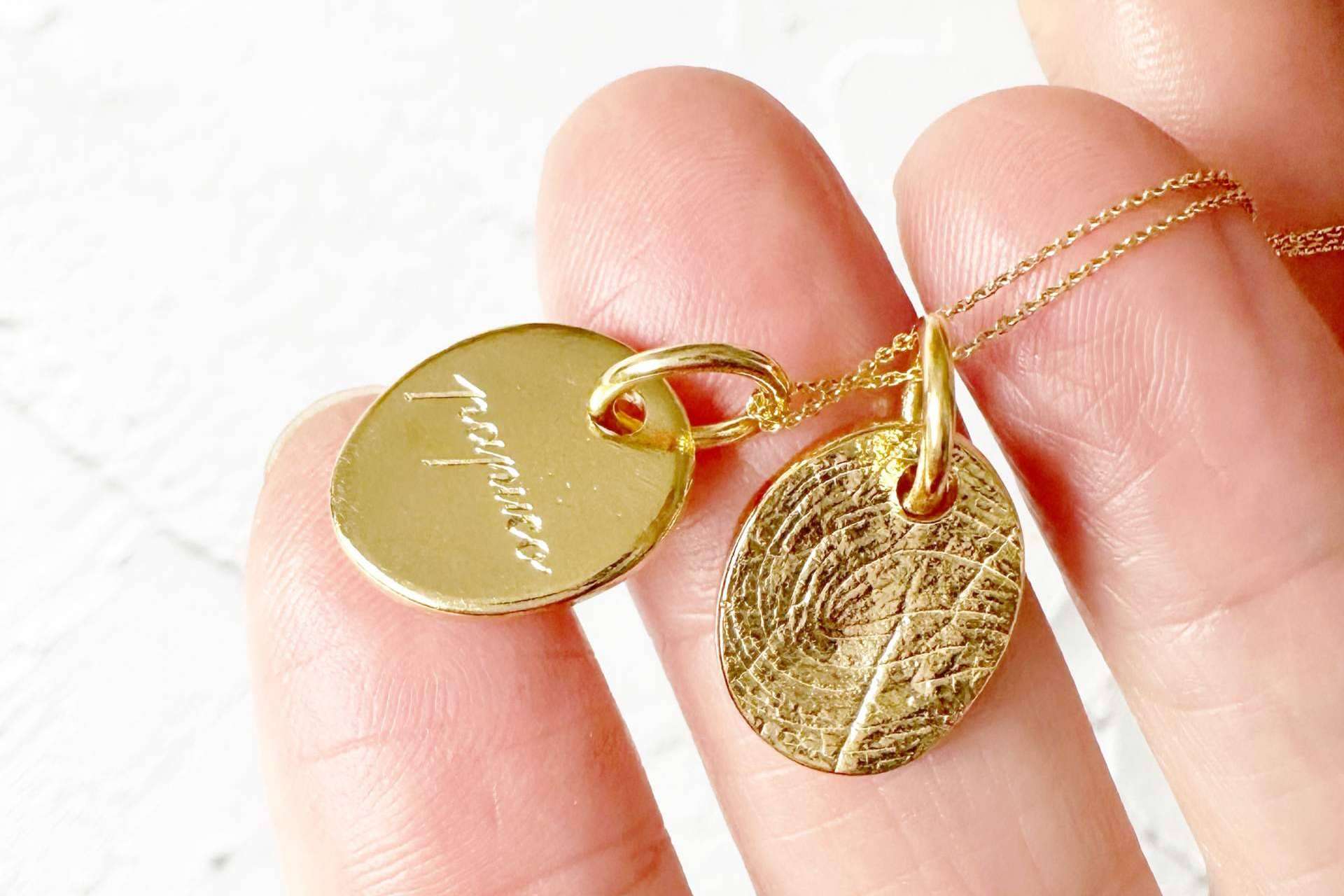 La nueva colección de joyas personalizadas de Dejando Huella, con huellas dactilares y texturas de piel