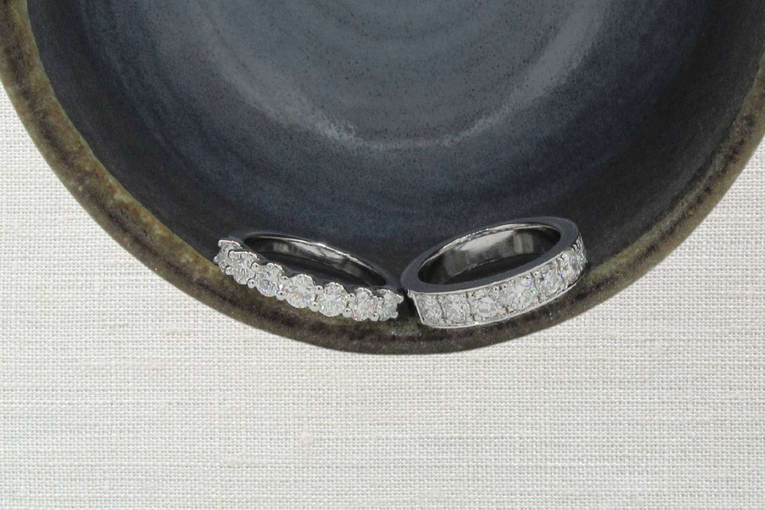 Alianzas para novios con diseños clásicos, vintage y minimalistas en Mimoke