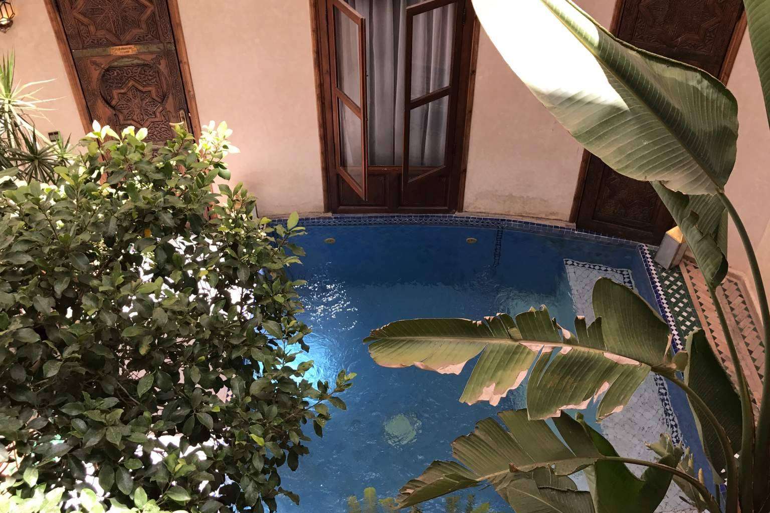 Cuál es la diferencia entre elegir un hotel y un riad para alojarse en Marruecos