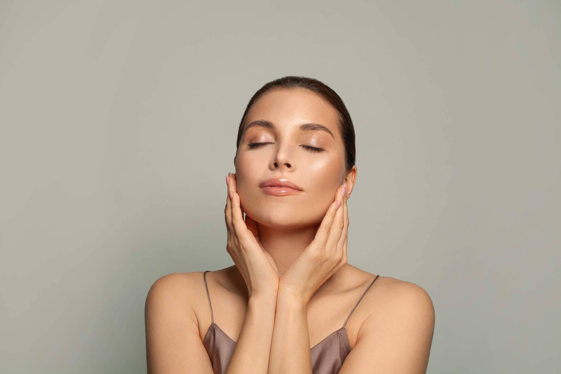Rejuvenecimiento facial a través del tratamiento Hollywood Peel que ofrece Crina Rus Beauty Center
