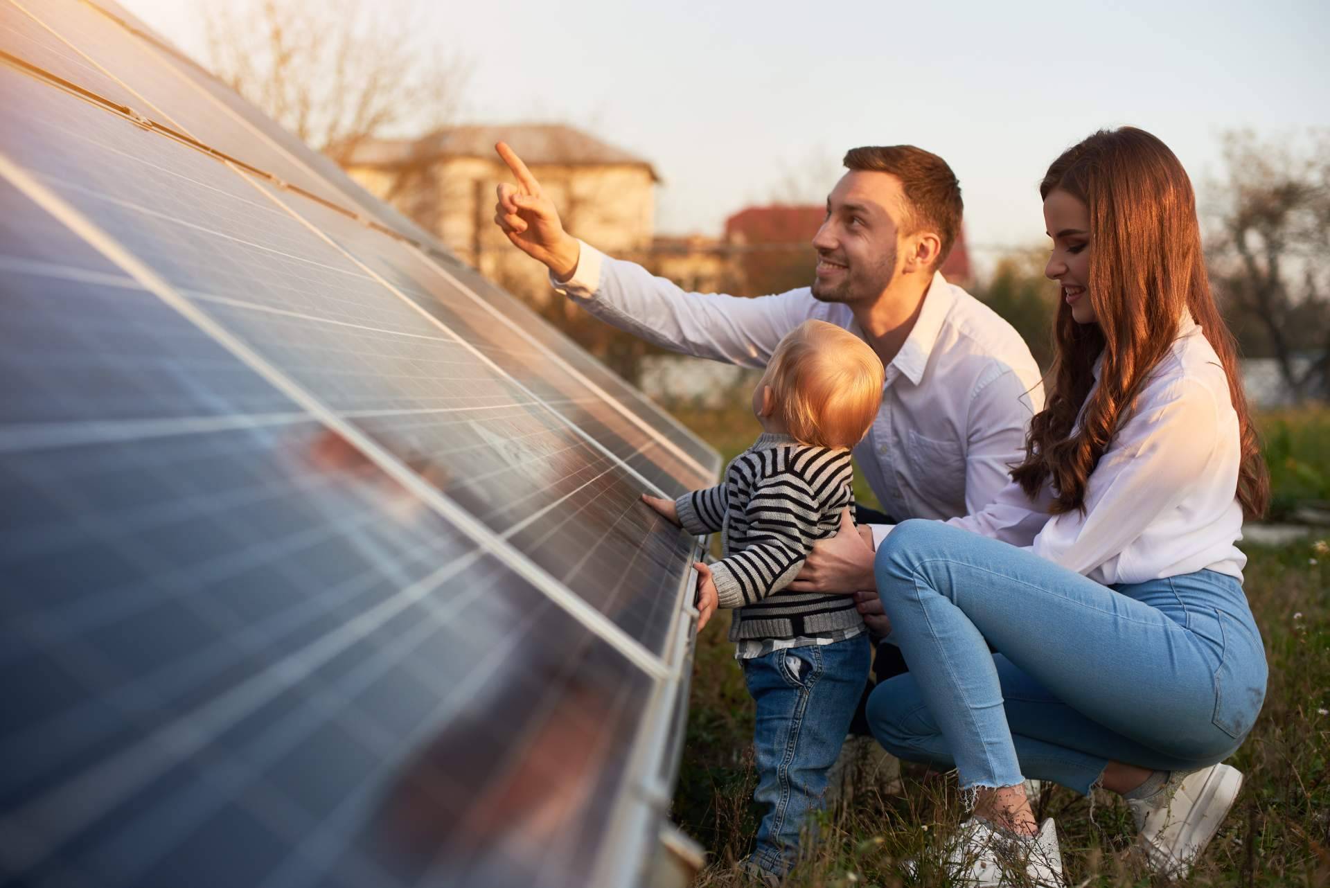 ¿Se pueden instalar placas solares en espacios pequeños como balcones?, según Solomnia