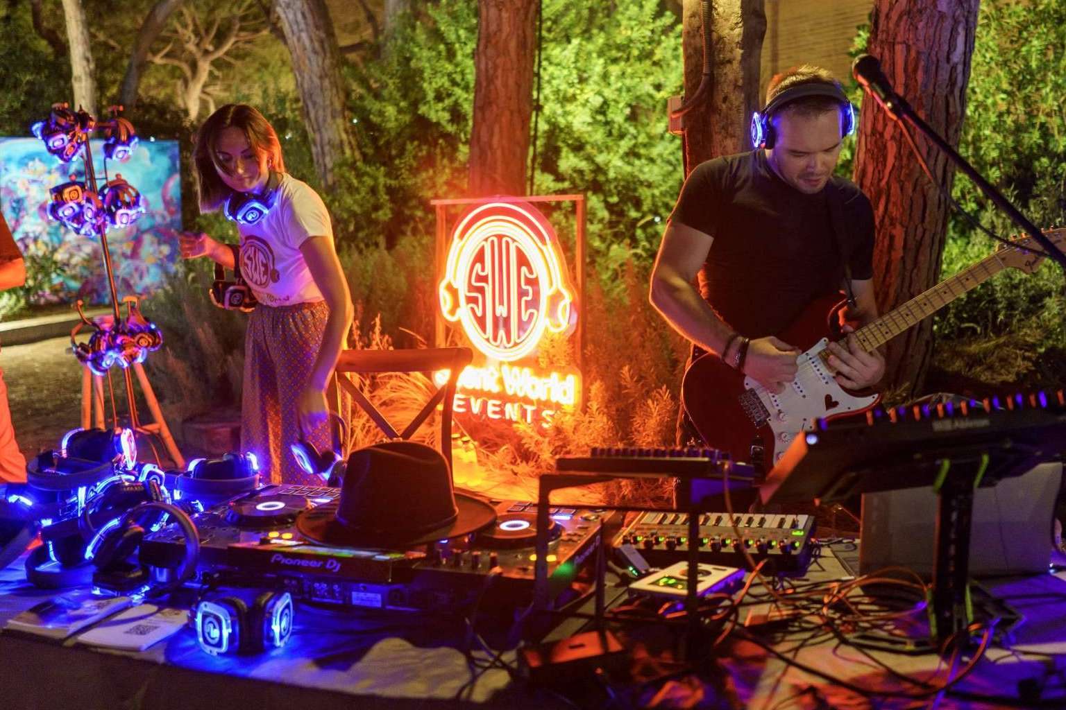 3 escenarios, 10 artistas con música, artes visuales y gastronomía en la fiesta de San Juan, Mega Silent Disco Gavá Playa