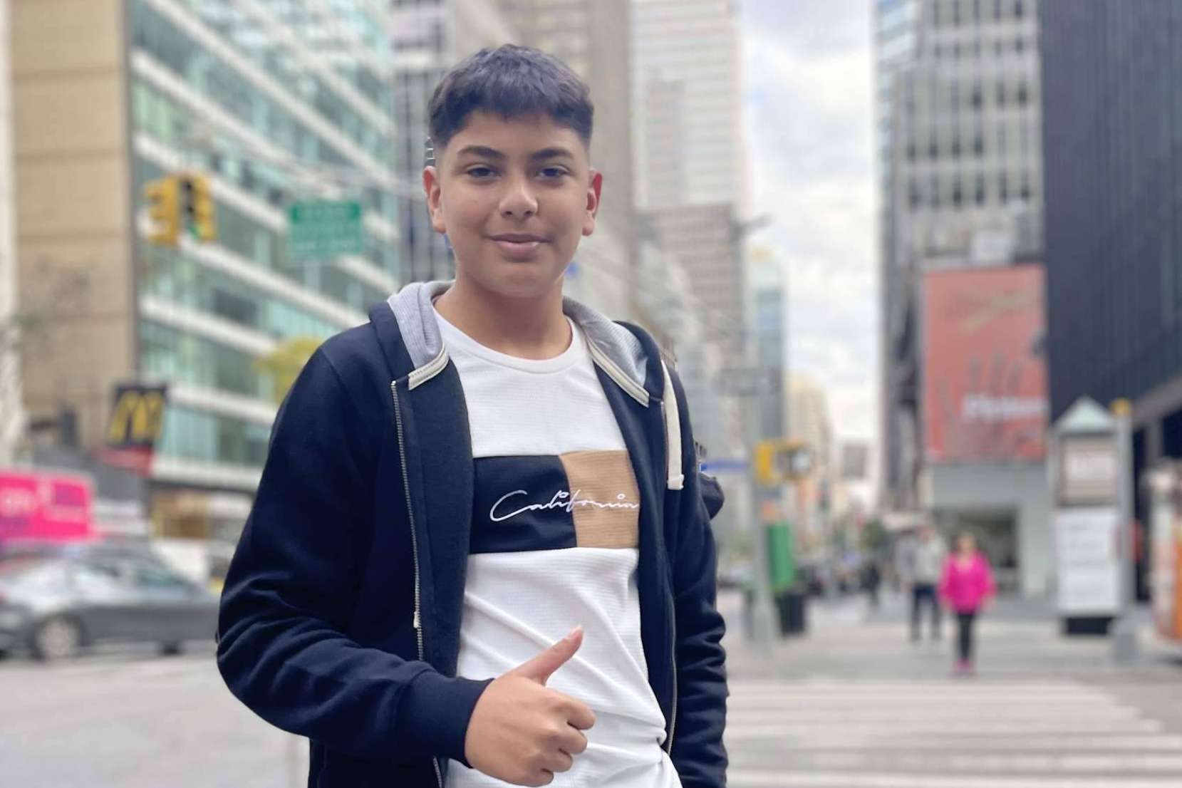 Juanito Arte, un joven artista de 13 años apasionado de la pintura abstracta