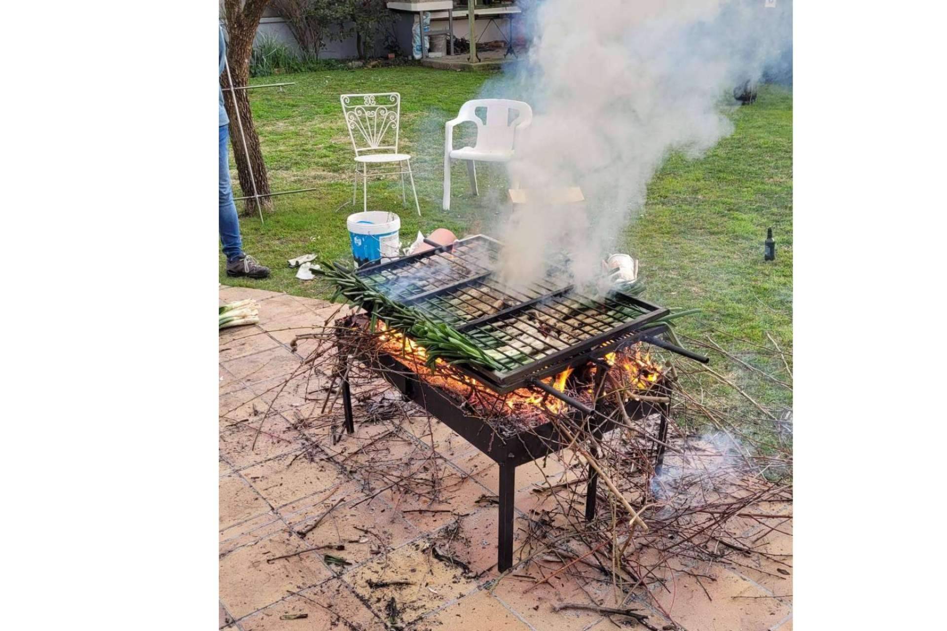 Gaudir amb Foc explica cómo preparar calçots en la parrilla