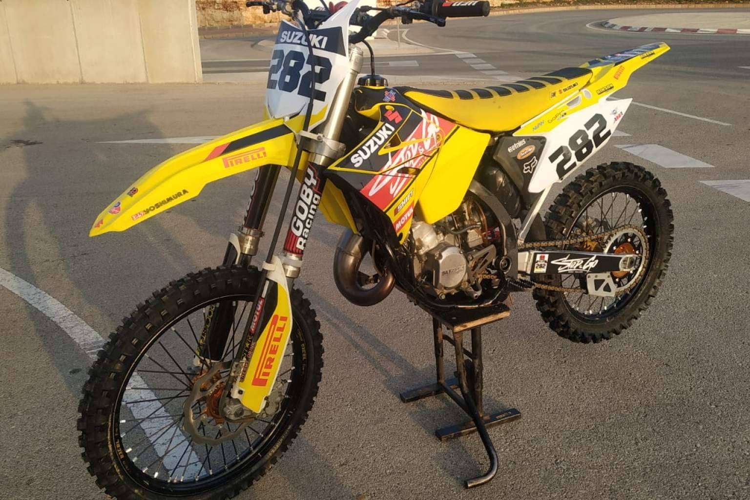 Adhesivos y plásticos para motos off road, con ADHESIVOSEMBARRADOS