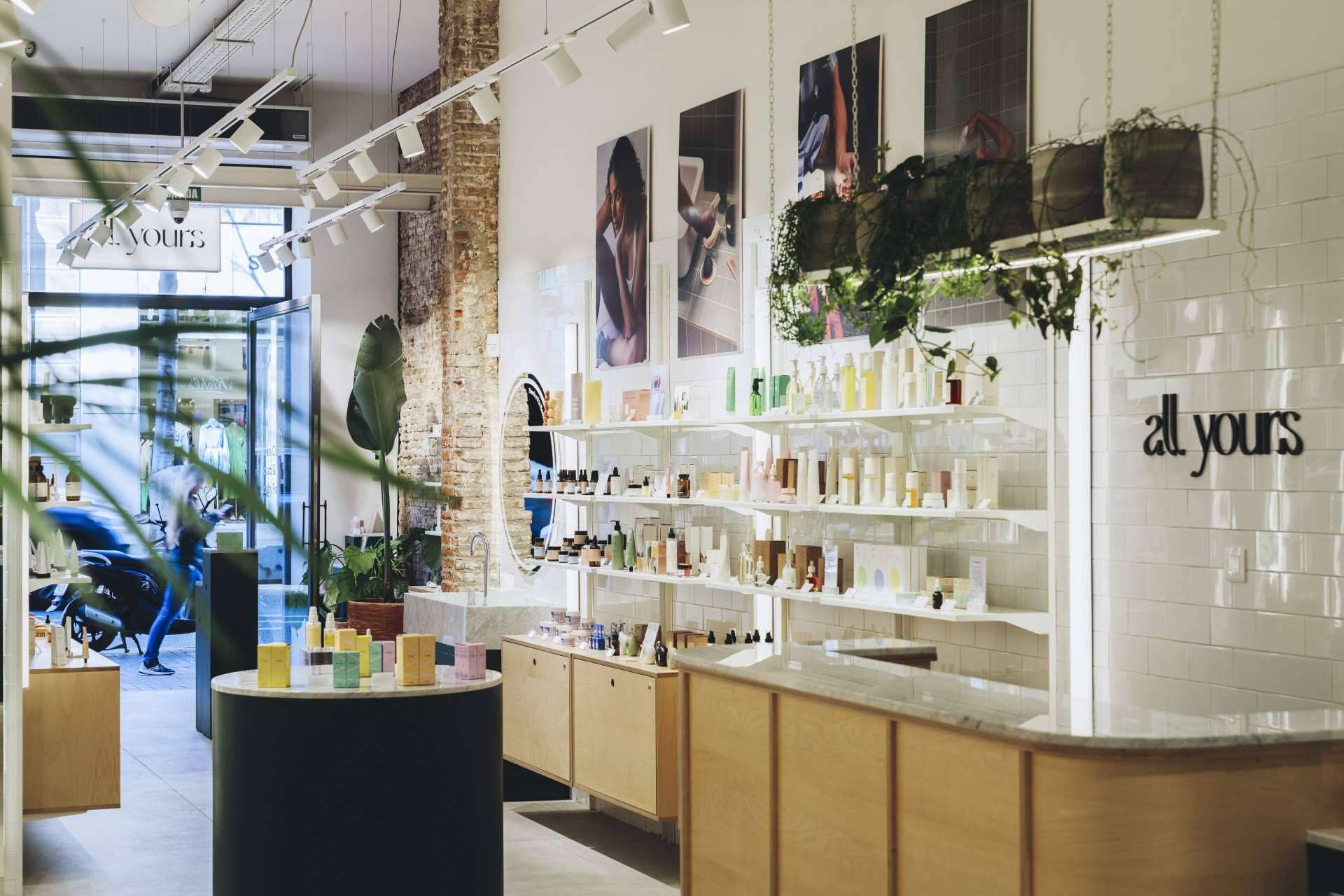 All Yours es una tienda de cosmética ubicada en Barcelona que promueve la clean beauty y el bienestar responsable