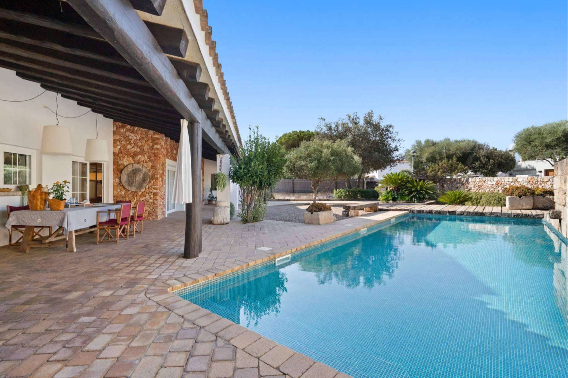 ¿Cuáles son los beneficios de adquirir una casa en Menorca?