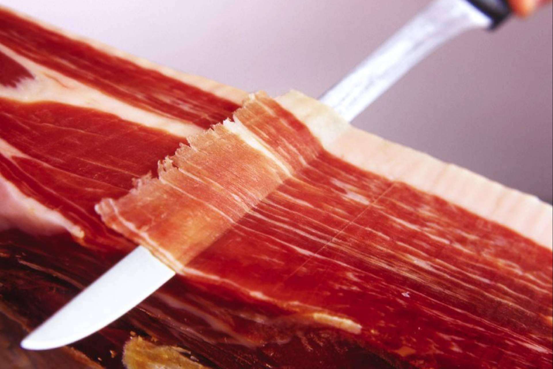 Abrir un jamón ibérico con los trucos de Enrique Tomás