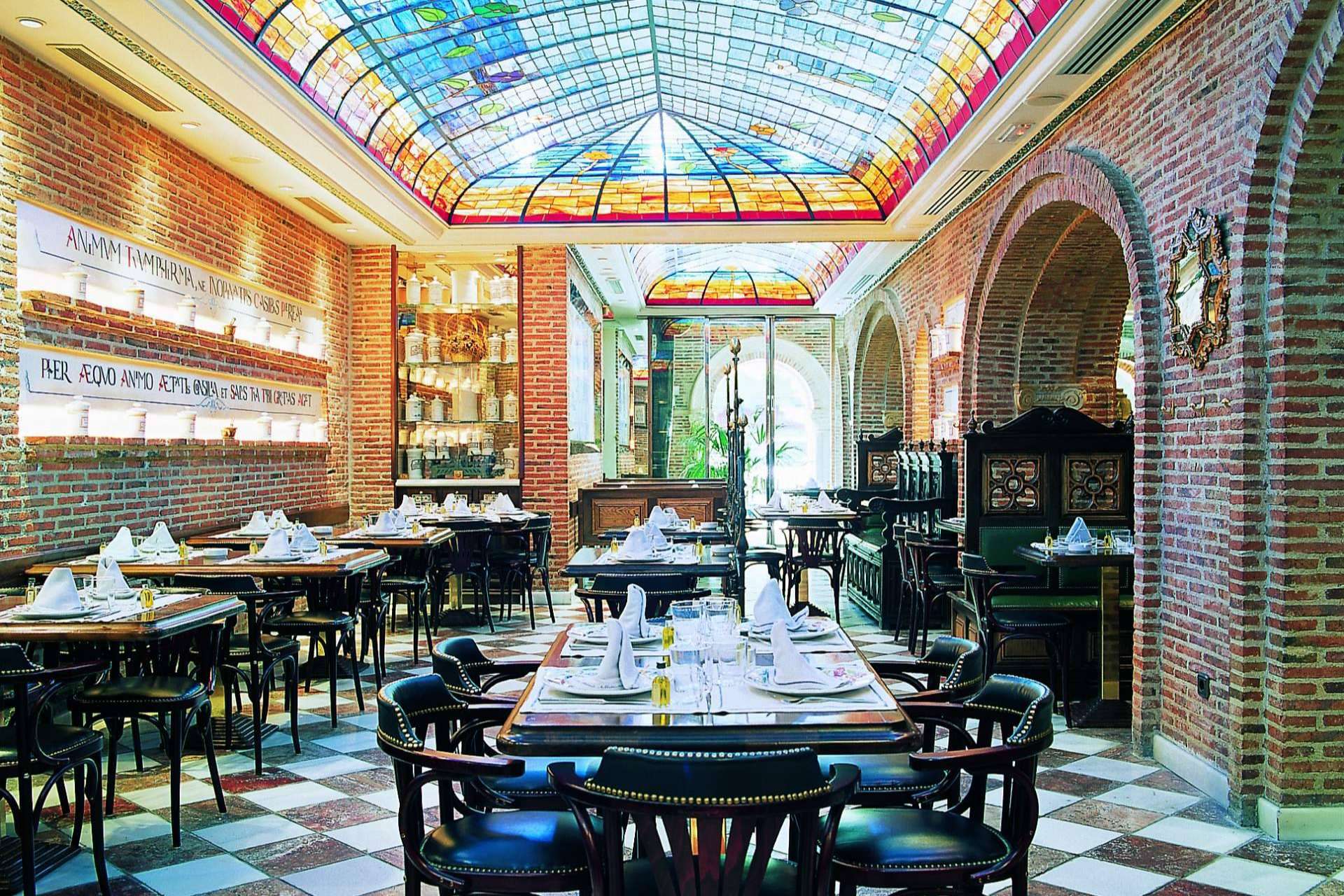 En Madrid, el restaurante Tasca La Farmacia ofrece una experiencia gastronómica auténtica