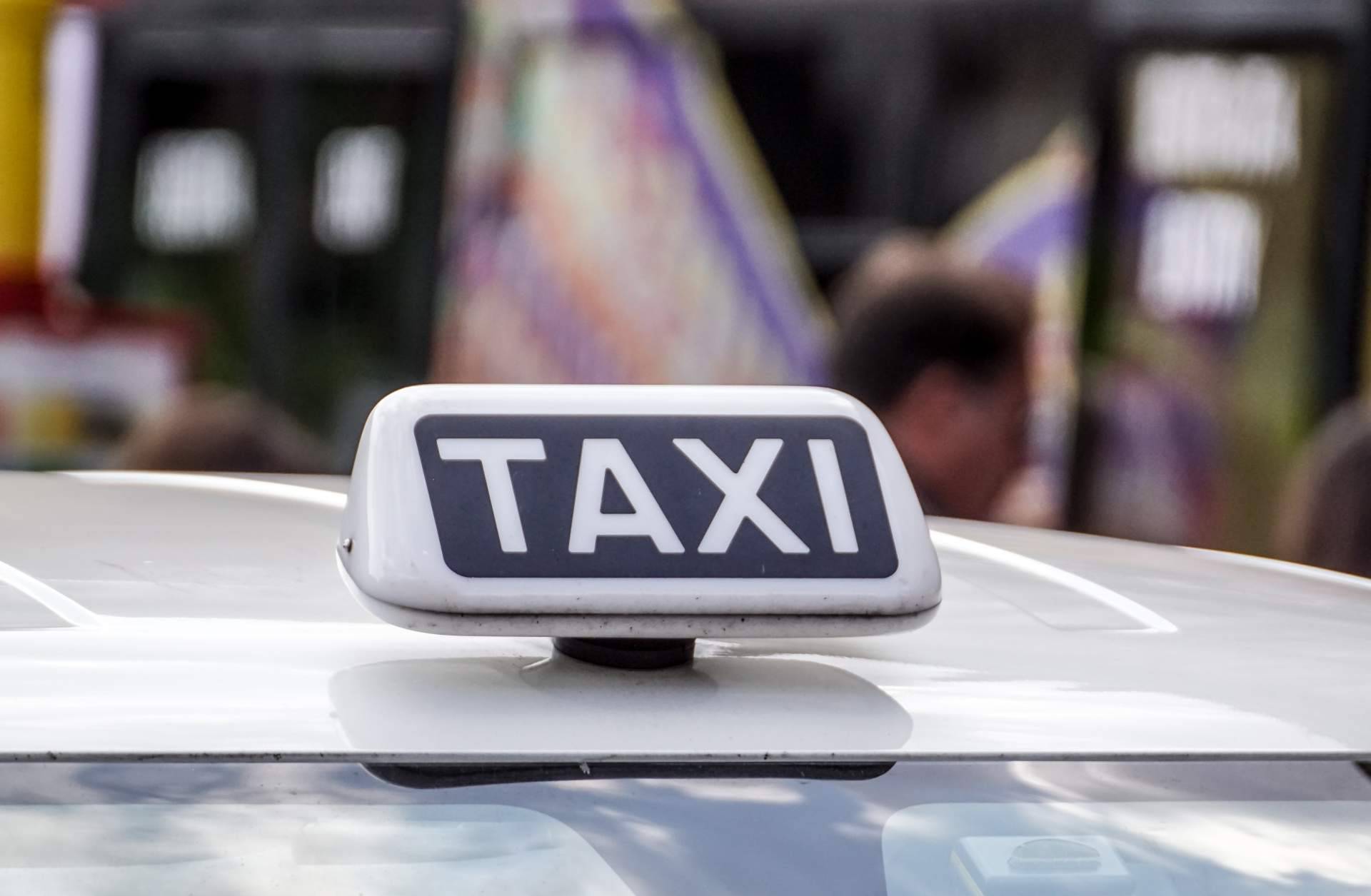 Taxis Parque Warner Madrid explica cómo ir al Parque Warner