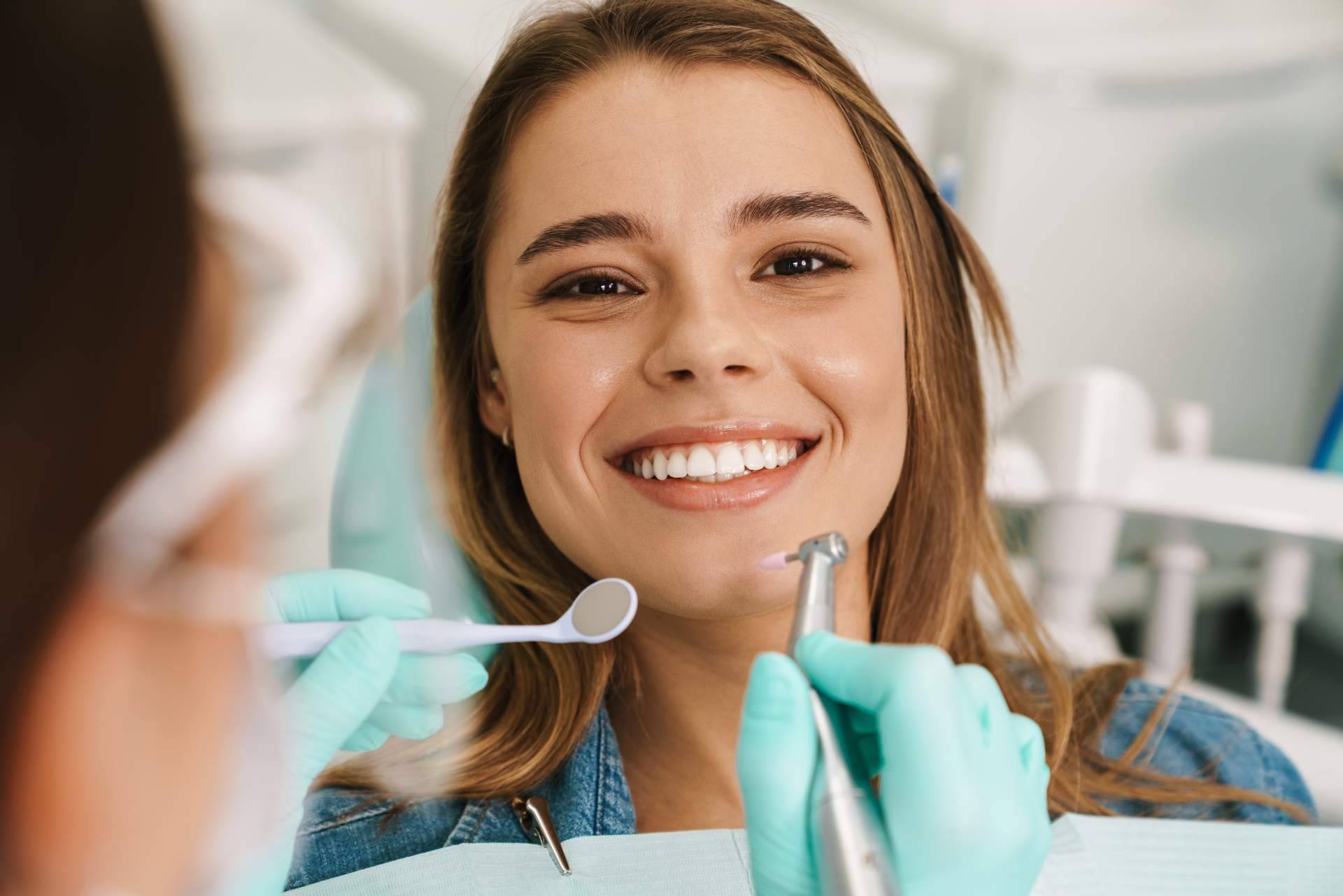 Las ventajas de realizarse tratamientos de estética dental en verano, por Clínica Dental Delgado