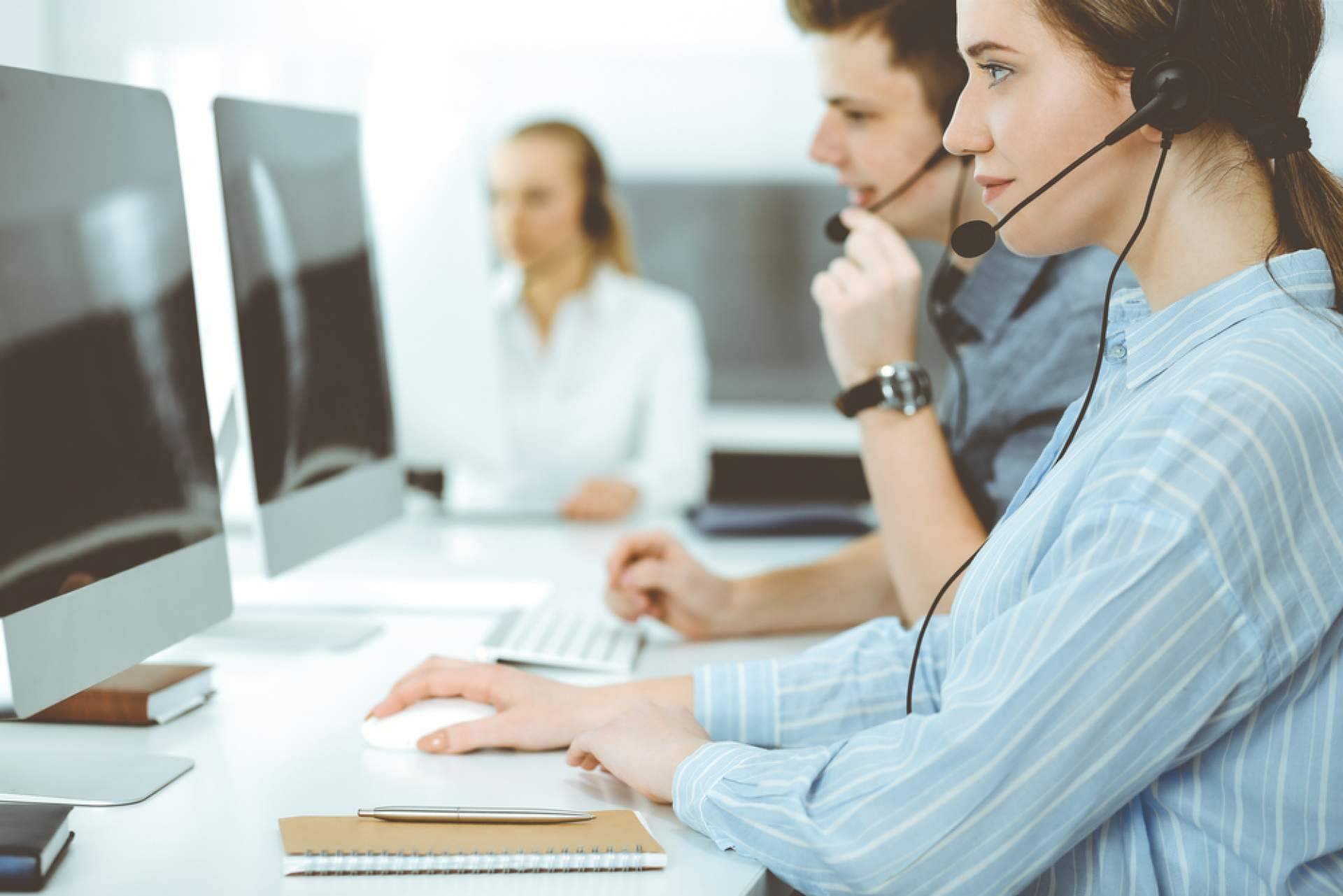 Los beneficios de externalizar la atención al cliente en empresas, con SVAE