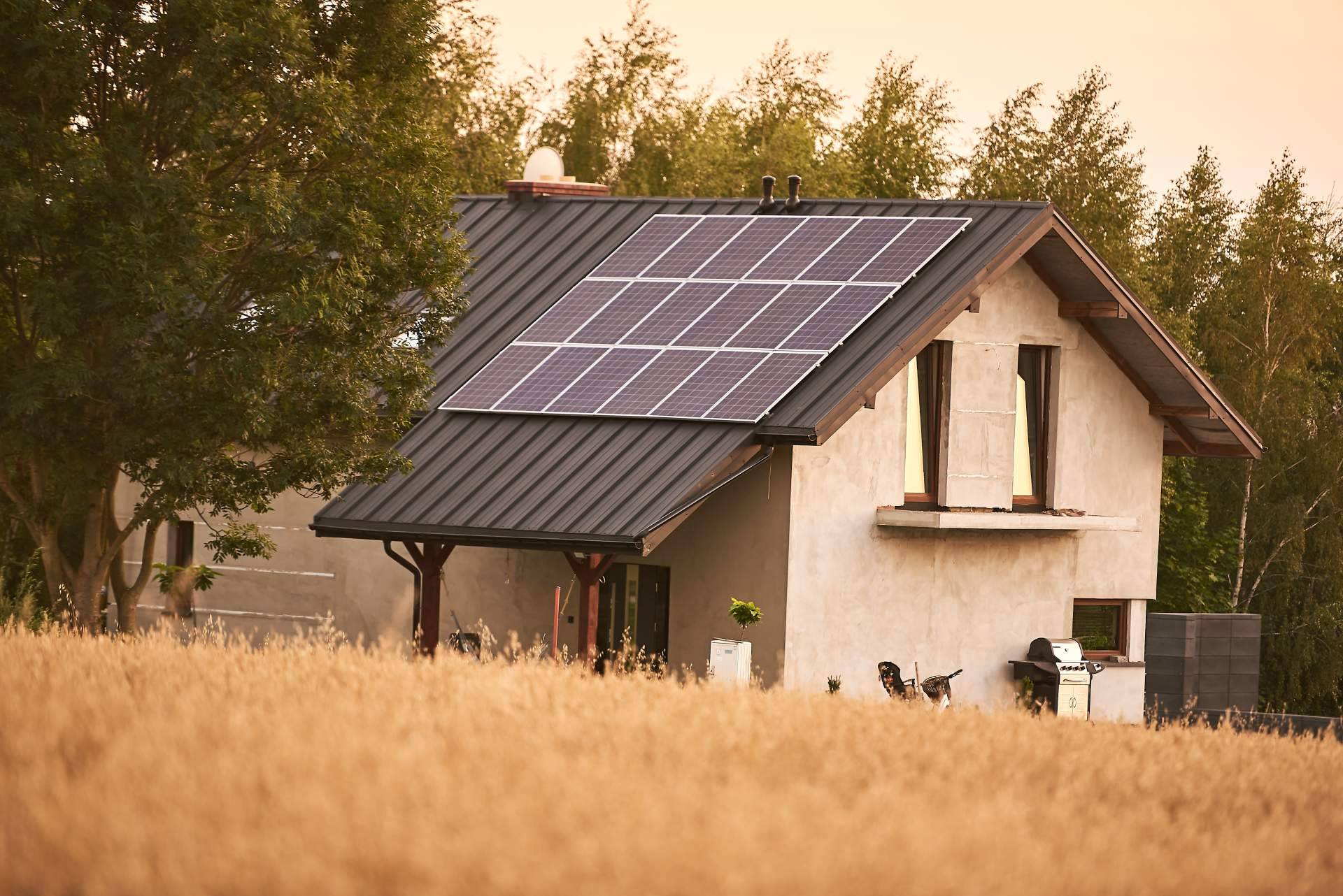 Optimizar placas solares y cargadores eléctricos con la fibra óptica plástica para una energía sostenible