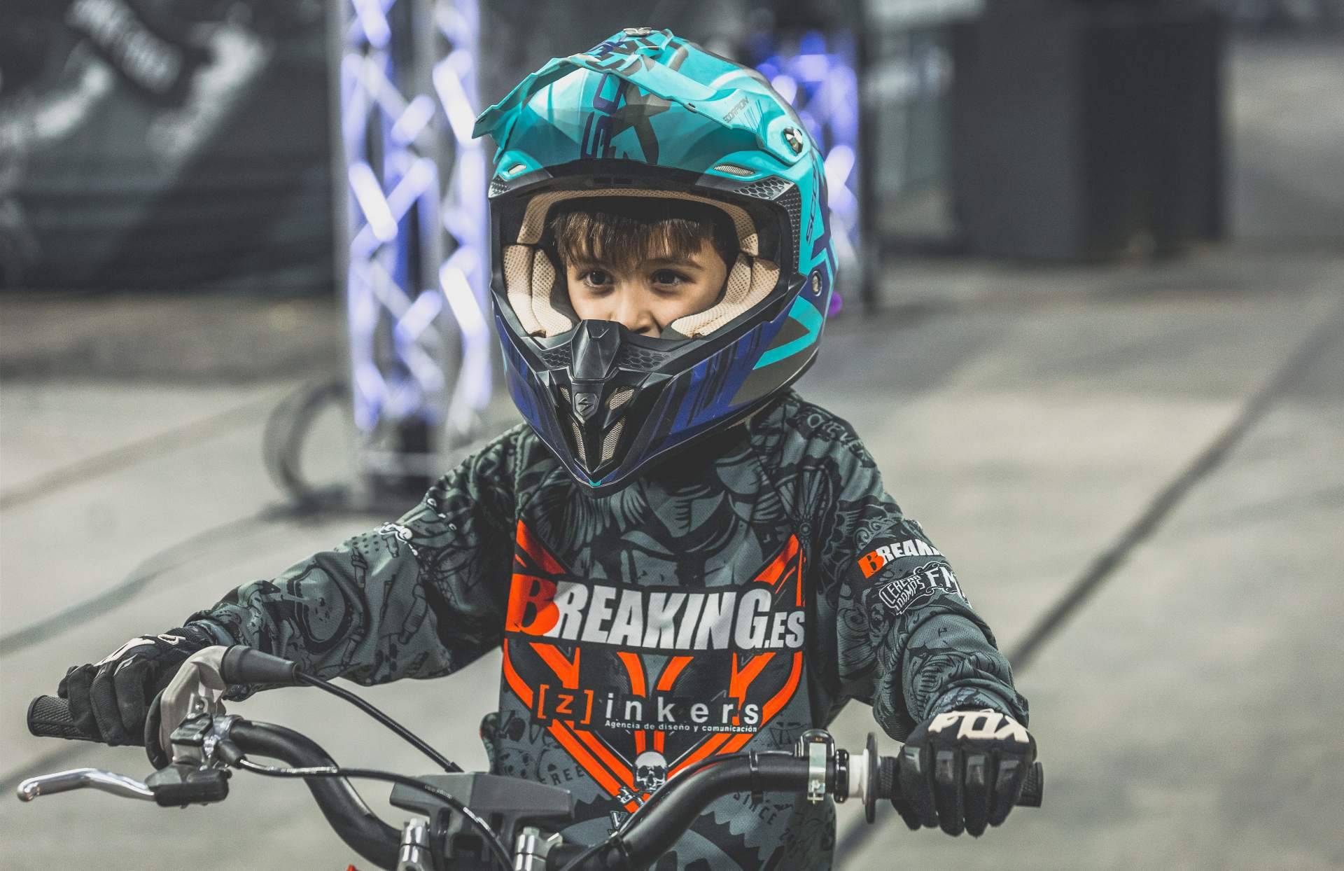 Los pilotos del equipo Breaking de Freestyle Motocross harán un exclusivo espectáculo de acrobacias en moto para los alumnos de la escuela de motocross Motoffroad de Zona Motor Ametlla Park