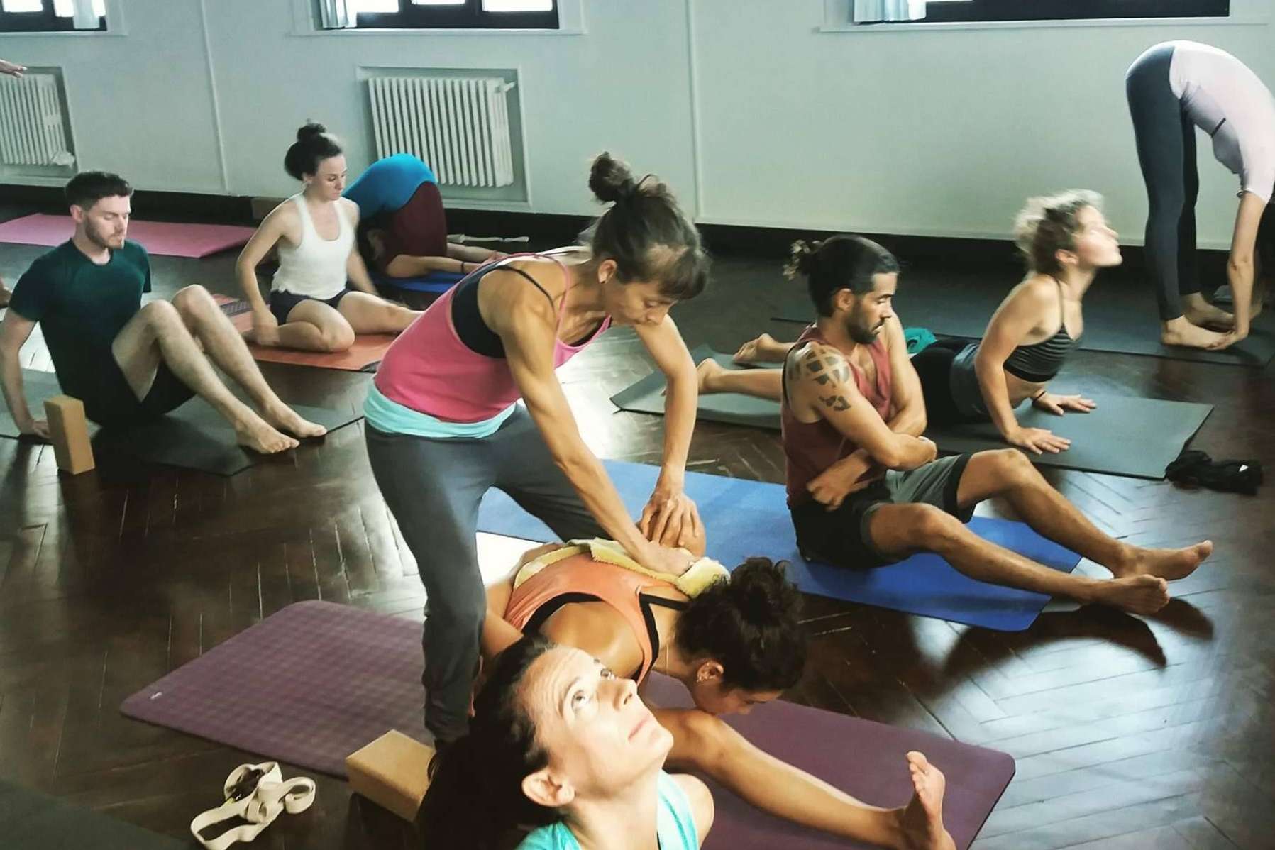 Aprender yoga en Bilbao con una escuela que impulsa la enseñanza personalizada