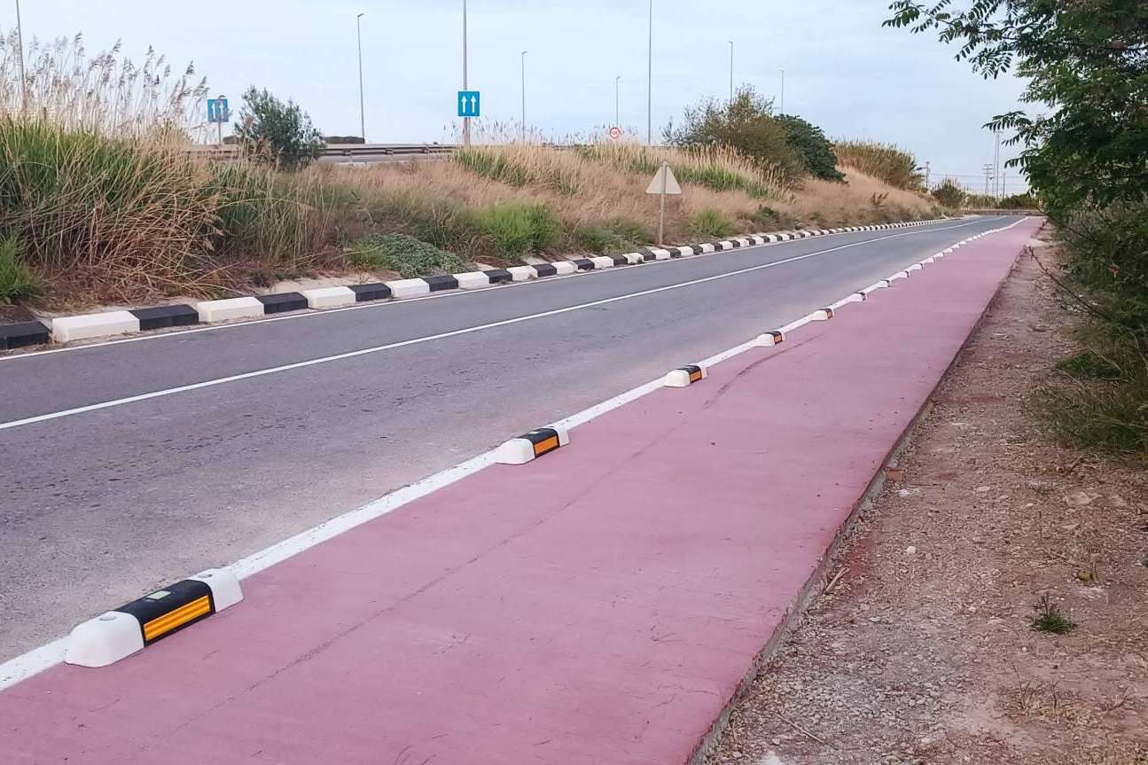Instalación del separador de carril bici fotoluminiscente de Abadecom en Masalfasar, Valencia; una solución innovadora