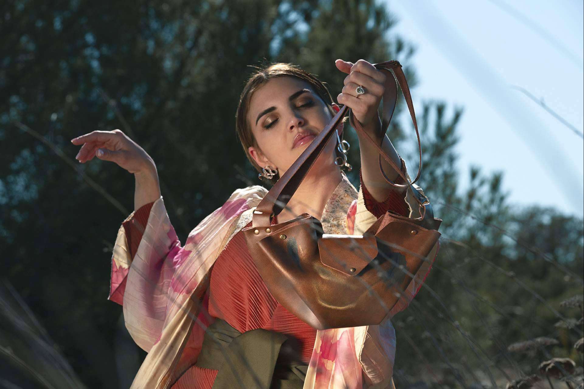 Bolsos pintados a mano que fusionan arte y diseño, ofrecidos por Araceli García