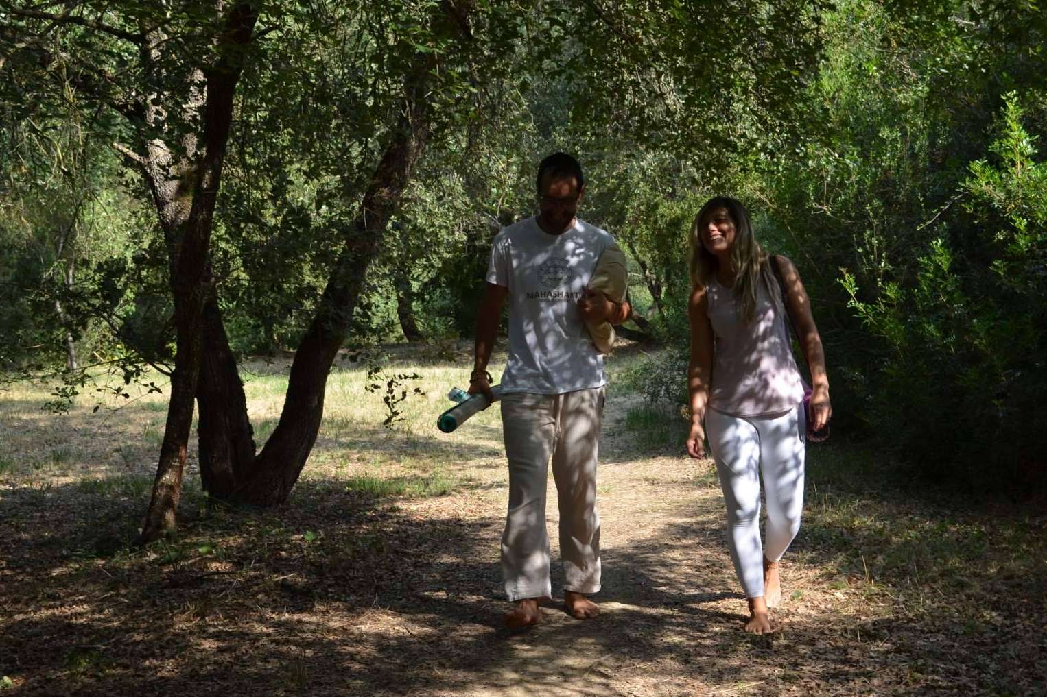 Asistir a retiros de yoga en plena naturaleza para conectar con uno mismo