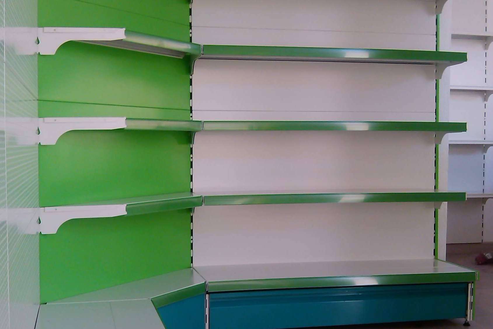 Equipotutienda dispone de estanterías para comercios de todo tipo