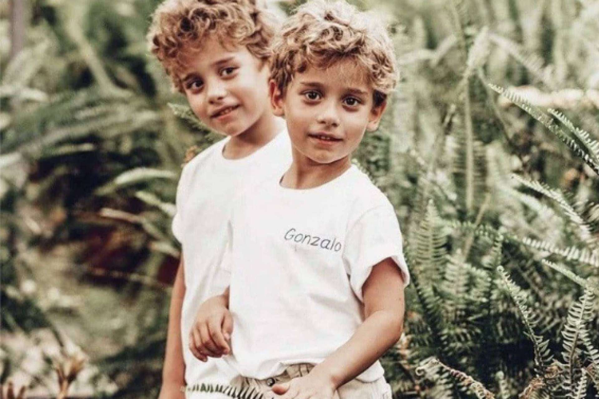 Las camisetas personalizadas con inicial de Anitials, una prenda única para este verano