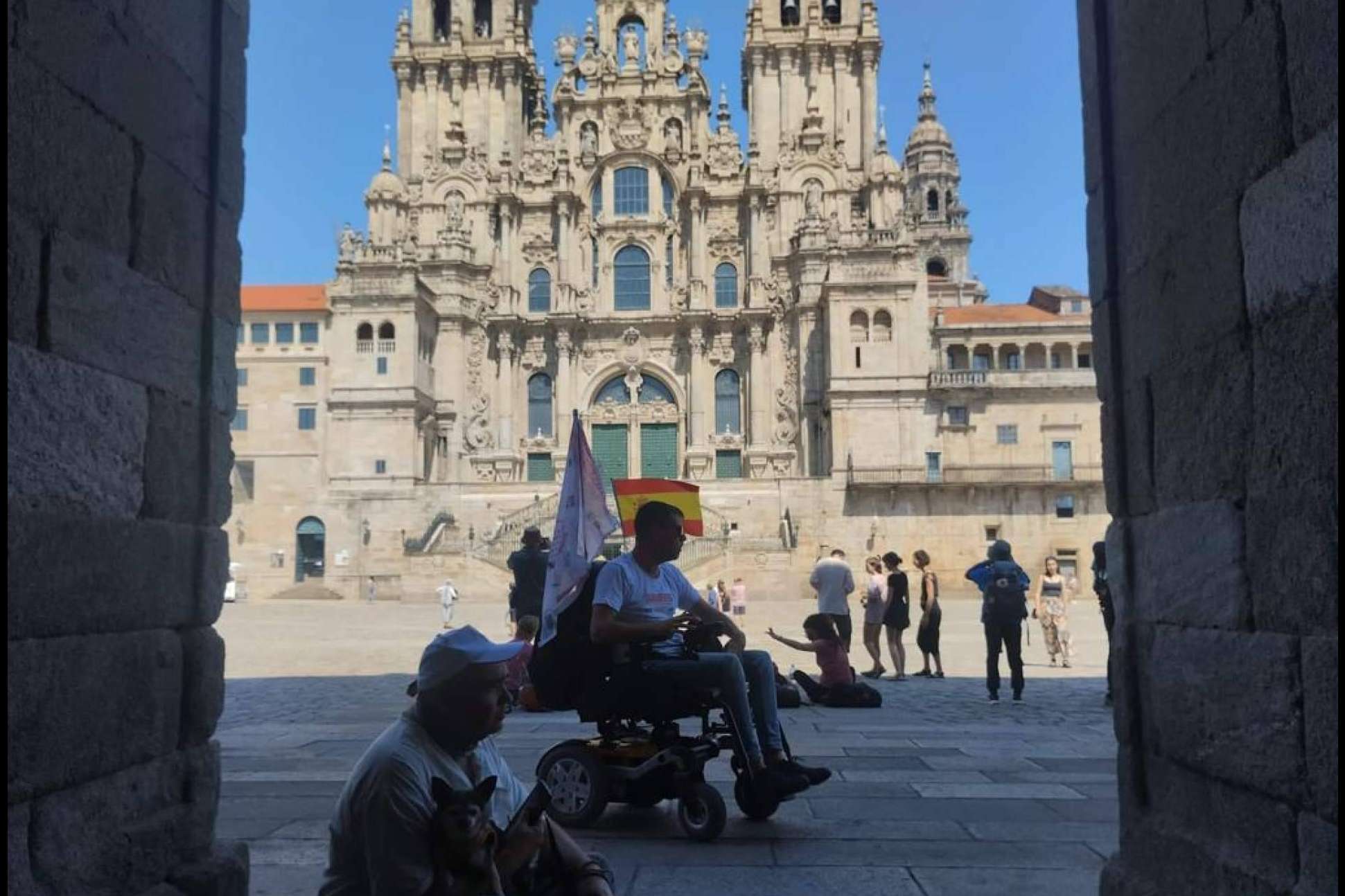 Reivindicación del cumplimiento de los derechos de las personas con discapacidad en España con la llegada de la Fundación Disgrup hasta el final del Camino de Santiago en sillas de ruedas