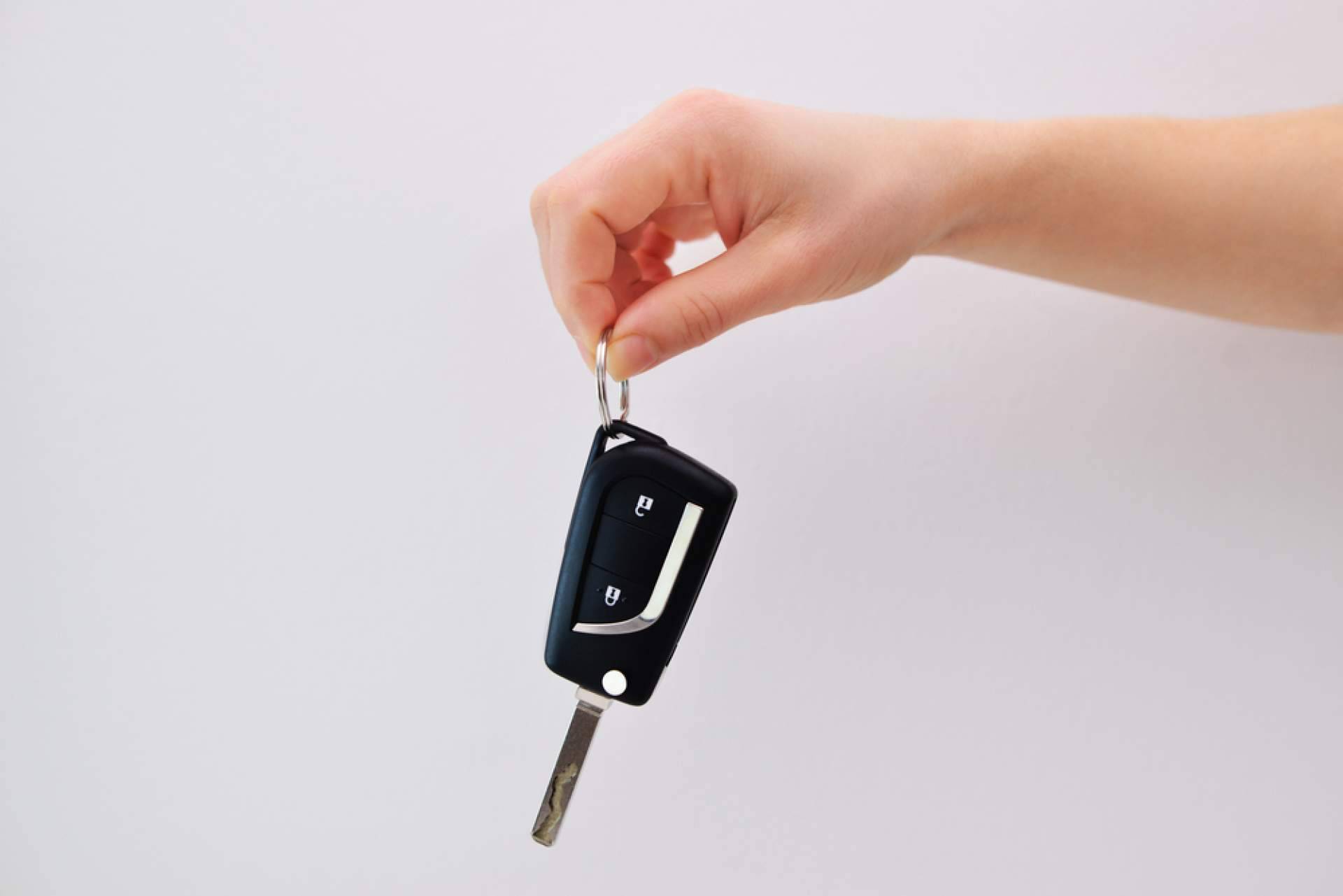 ¿Por qué es importante tener dos juegos de llaves del coche antes de irse de vacaciones?, según EGINER