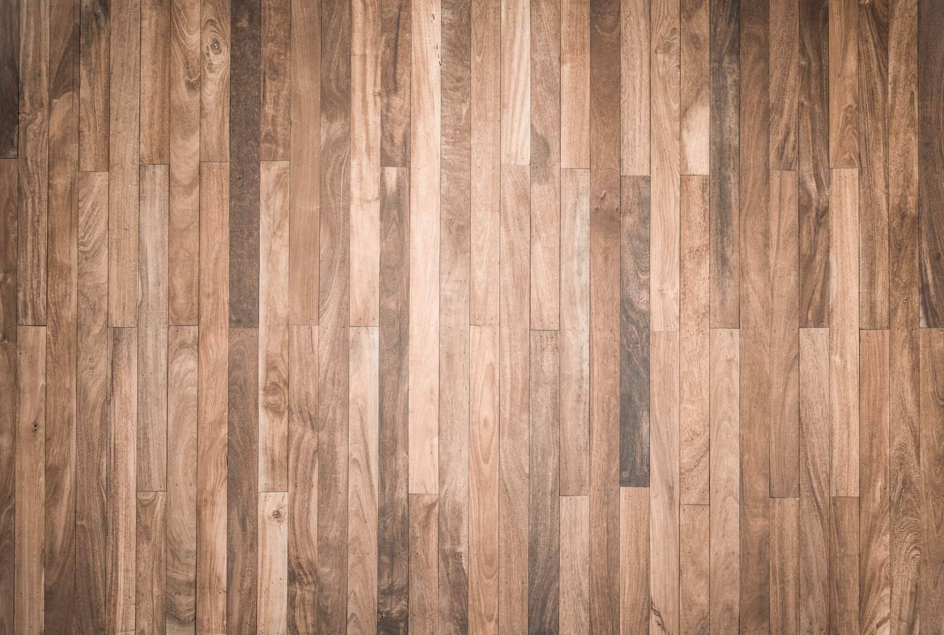 Un suelo de madera y uno laminado. ¿Cuáles son las principales diferencias a la hora de limpiarlos?